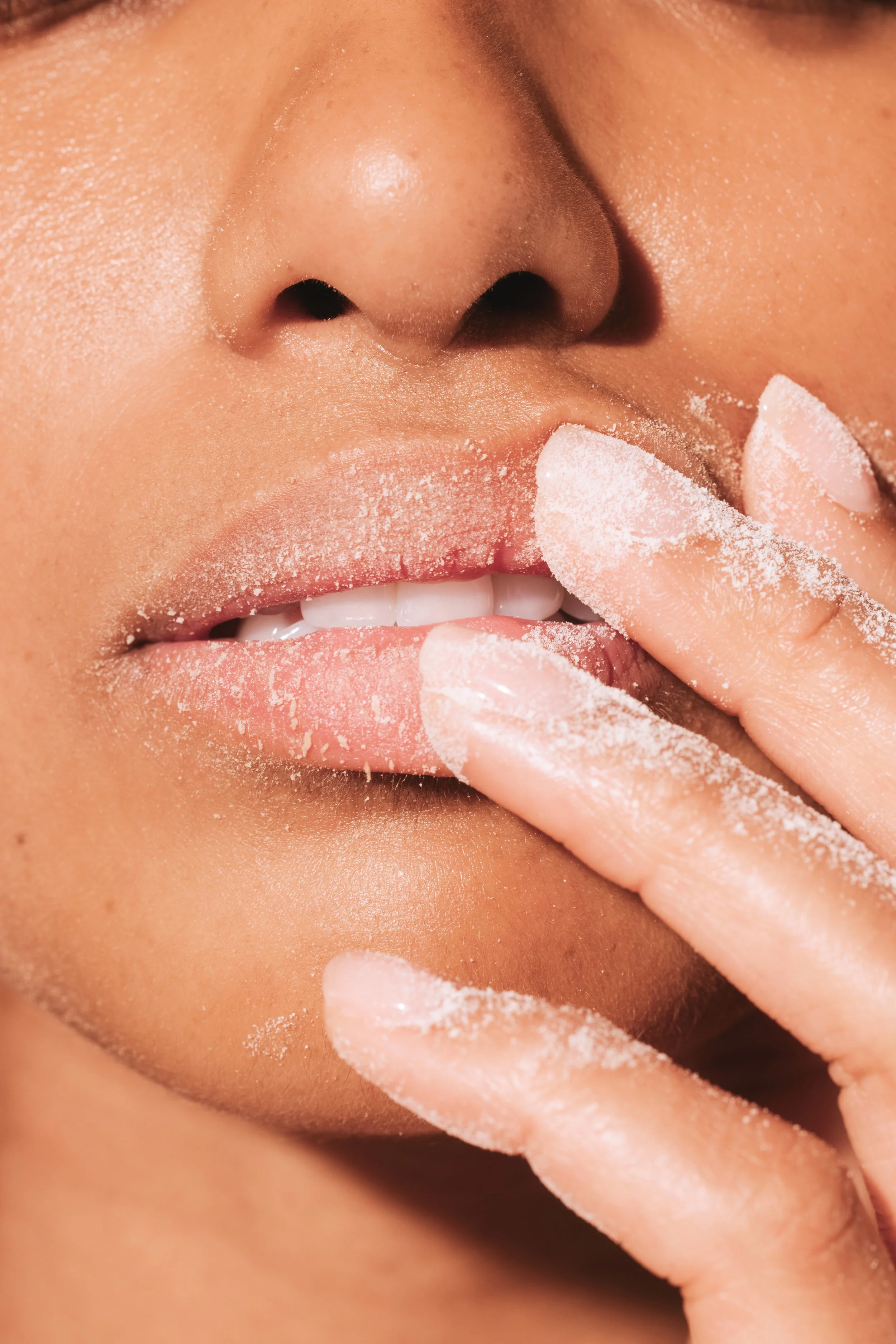 ARMRA_EVERGREEN_BODY_DAY01_ConsumingProduct_PowderOnLips_Melissa_1566.jpg