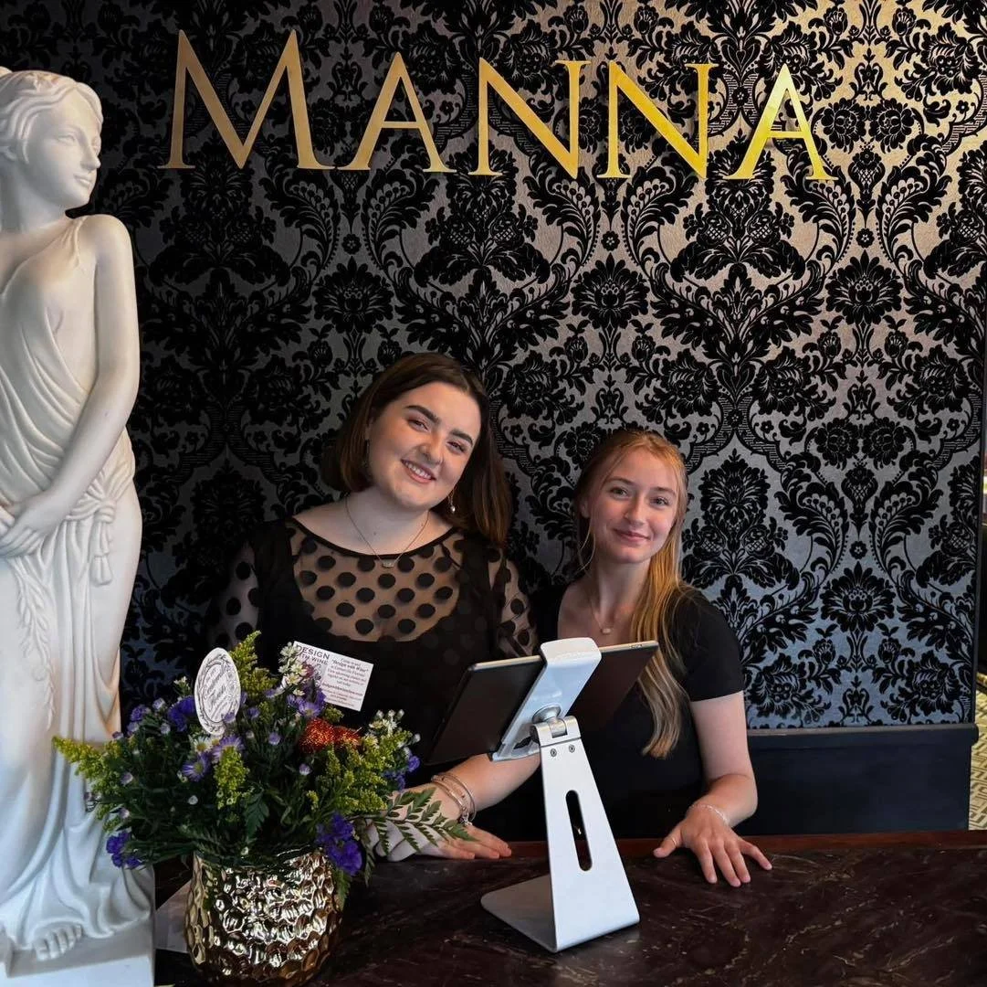 📣Now Hiring Hosts! 📣

We are looking for a couple new hosts to join our fantastic front-of-house team! If you're looking for a fantastic part-time job, have great customer service skills, and a willingness to learn we would LOVE to hear from you! 
