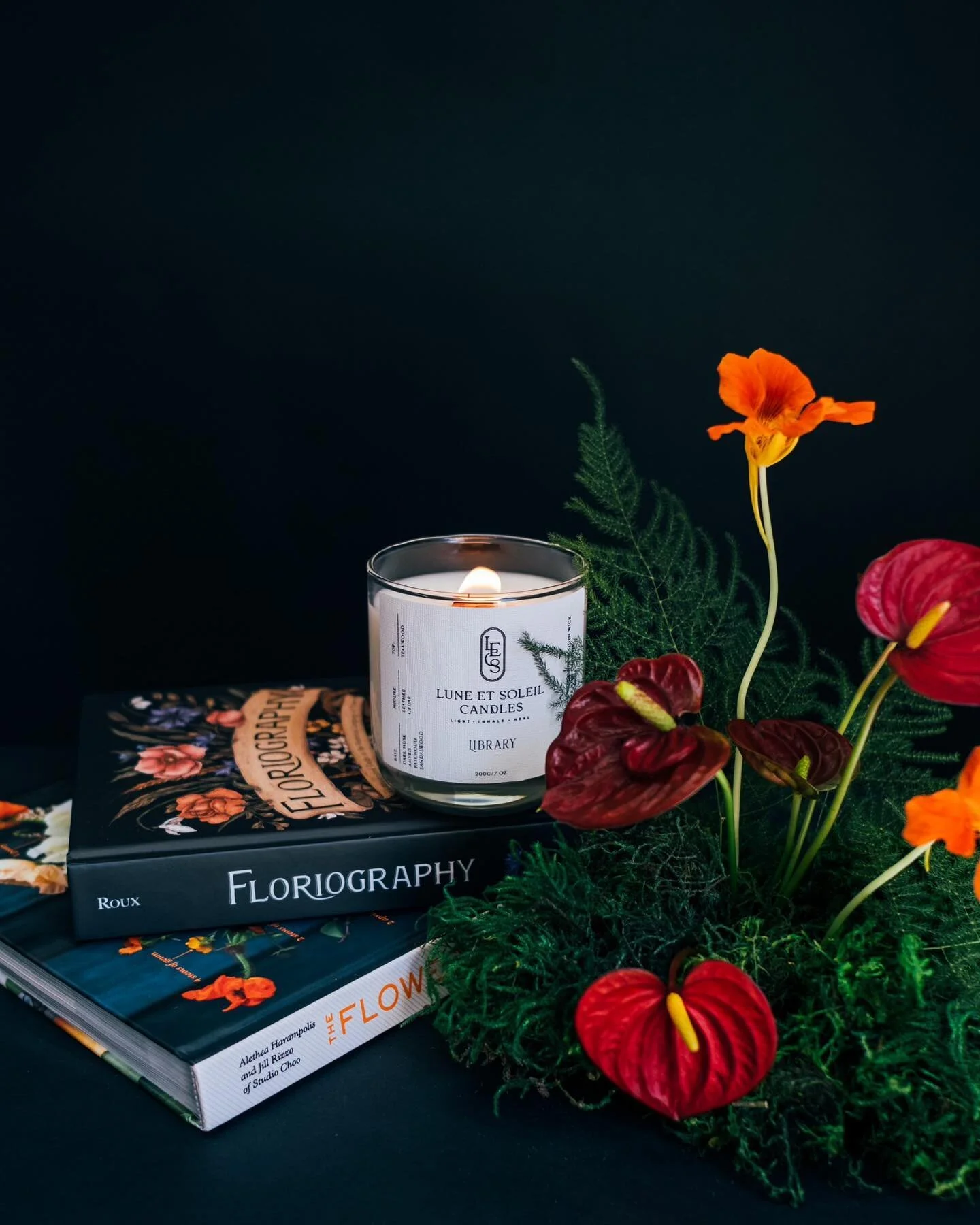 ~ Library 🖋 
Top notes: Teakwood
Middles notes: Leather, Cedar
Base notes: Dark Musk, Amyris, Patchouli, Sansalwood 

#handcraftedcandles #soycandles #womanownedbusiness #floralphotography #smallbatchcandles