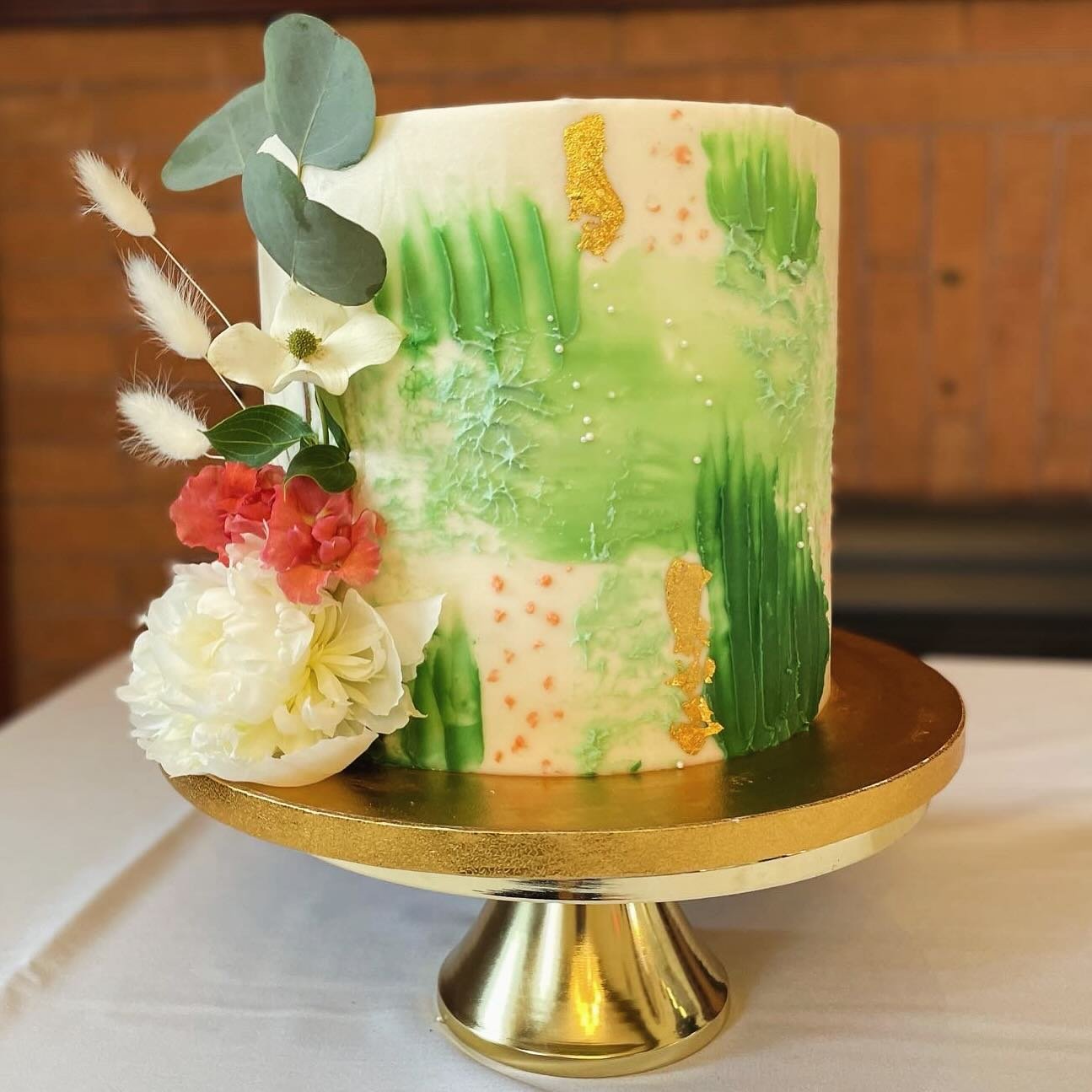 Happy St Patrick&rsquo;s Day! ☘️ 

A little throwback to this confetti wedding cake with white chocolate mousse and all the beautiful green &amp; gold embellishments of your dreams 💍☁️🌿 

Head to our website to lock in the wedding cake of YOUR drea