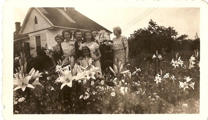  Flowers at the Williams Farm. ?, ?, Helen Porter Conger, Helen Amendola Von Waldner, Maggie Pitts Williams, Sister Honey (Helen Pitts), Mellie Pitts 