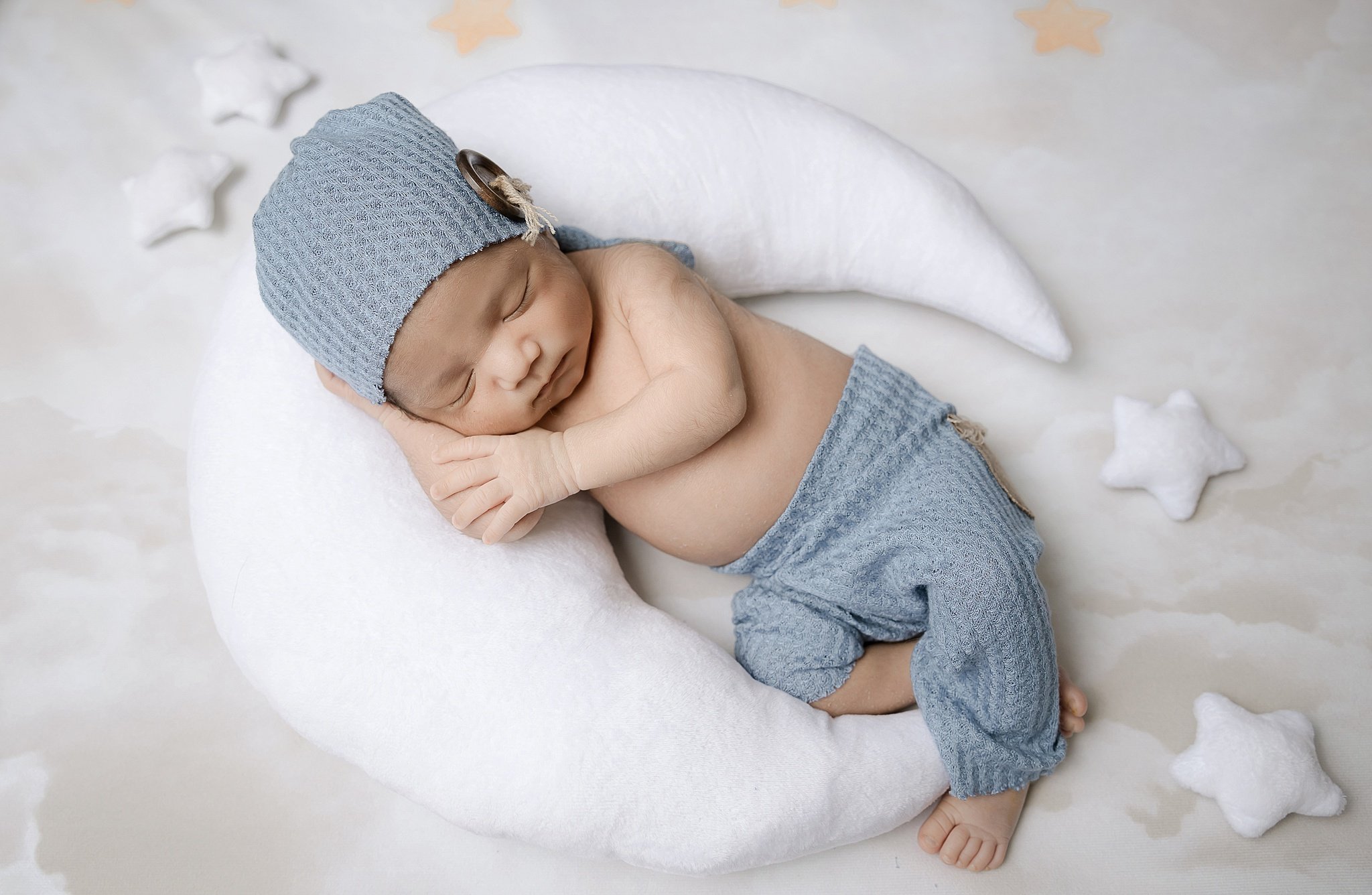💙 Sweet newborn snuggles! Elio was a little bundle of perfection, from those tiny fingers to that soft, sleepy expression. There&rsquo;s nothing like capturing the pure sweetness of a brand-new baby! ✨

#ThrowbackThursday #NewbornMagic #TinyPerfecti