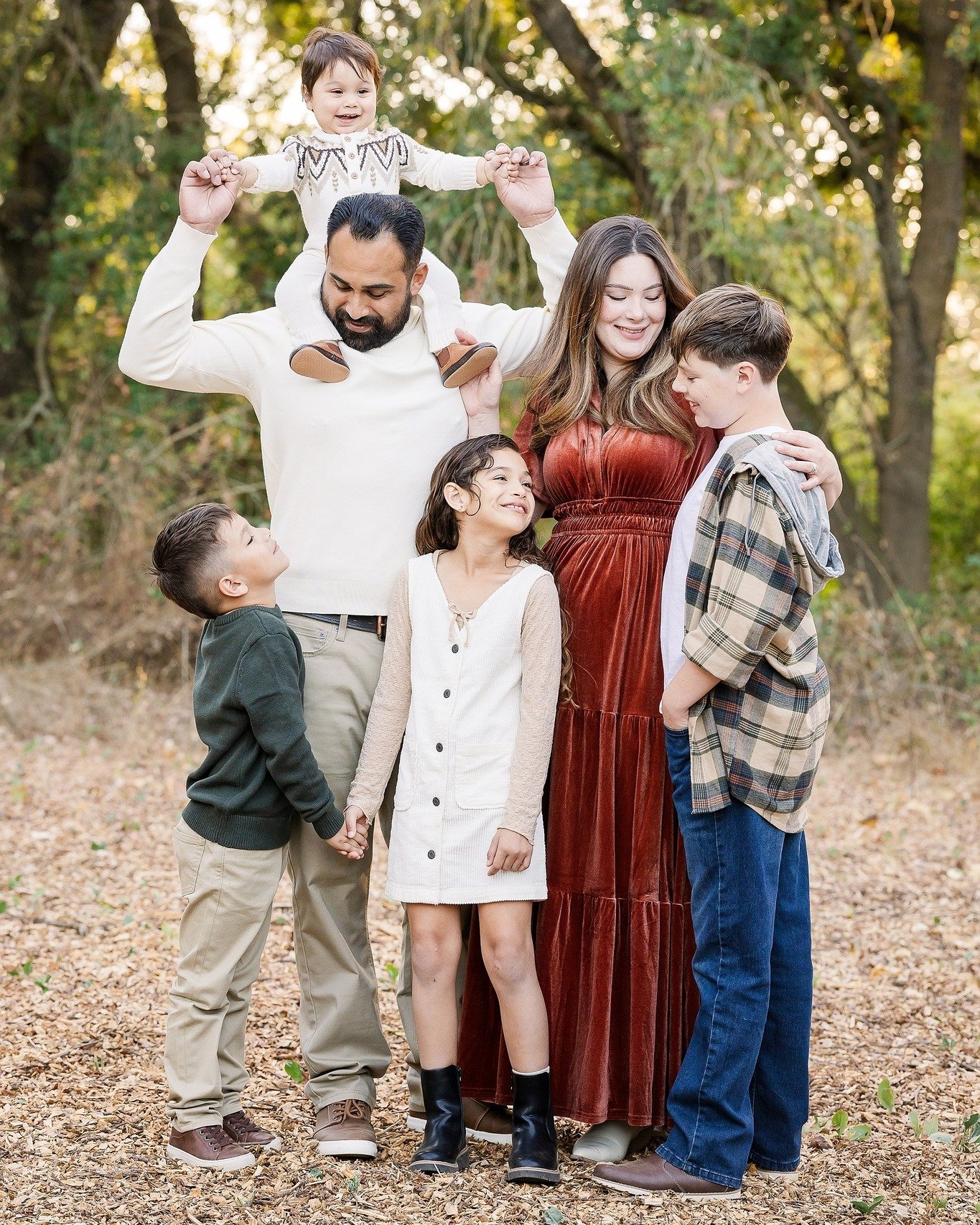 Wed Walk Throughs: Why Book a Family Session?

Time flies, but photos freeze the moments. 👨&zwj;👩&zwj;👧&zwj;👦 A family session is a chance to document your love, laughter, and connection. Whether your kids are little or growing up fast, these ima