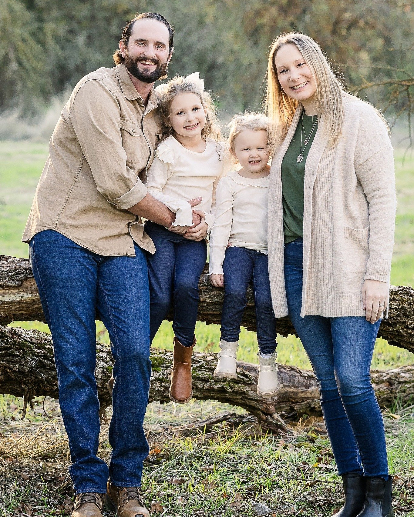 🌅 Sunset sessions = magic! Throwback to this stunning family session at Jack Hill Park. The Lewis Family brought their A-game with coordinating outfits, and we got the dreamiest golden-hour shots! Who&rsquo;s ready for a family session?! ☀️📷

#Fami