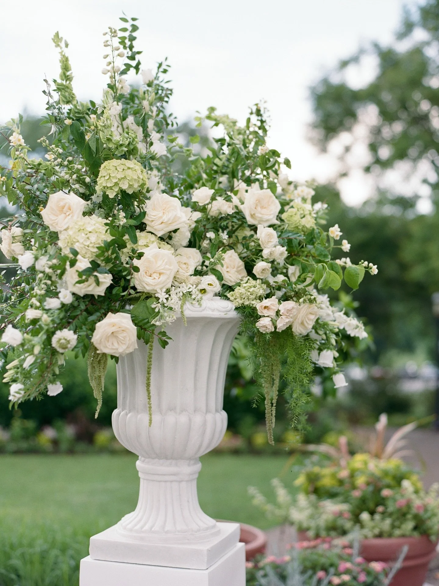 so obsessed with these modern yet elegant florals for kelly and zach&rsquo;s wedding 🍐🕊️ not even the smallest detail was overlooked for this wedding and it was an honor to collaborate on such an intentional event 🤍

Planning &amp; Design: @jeanne
