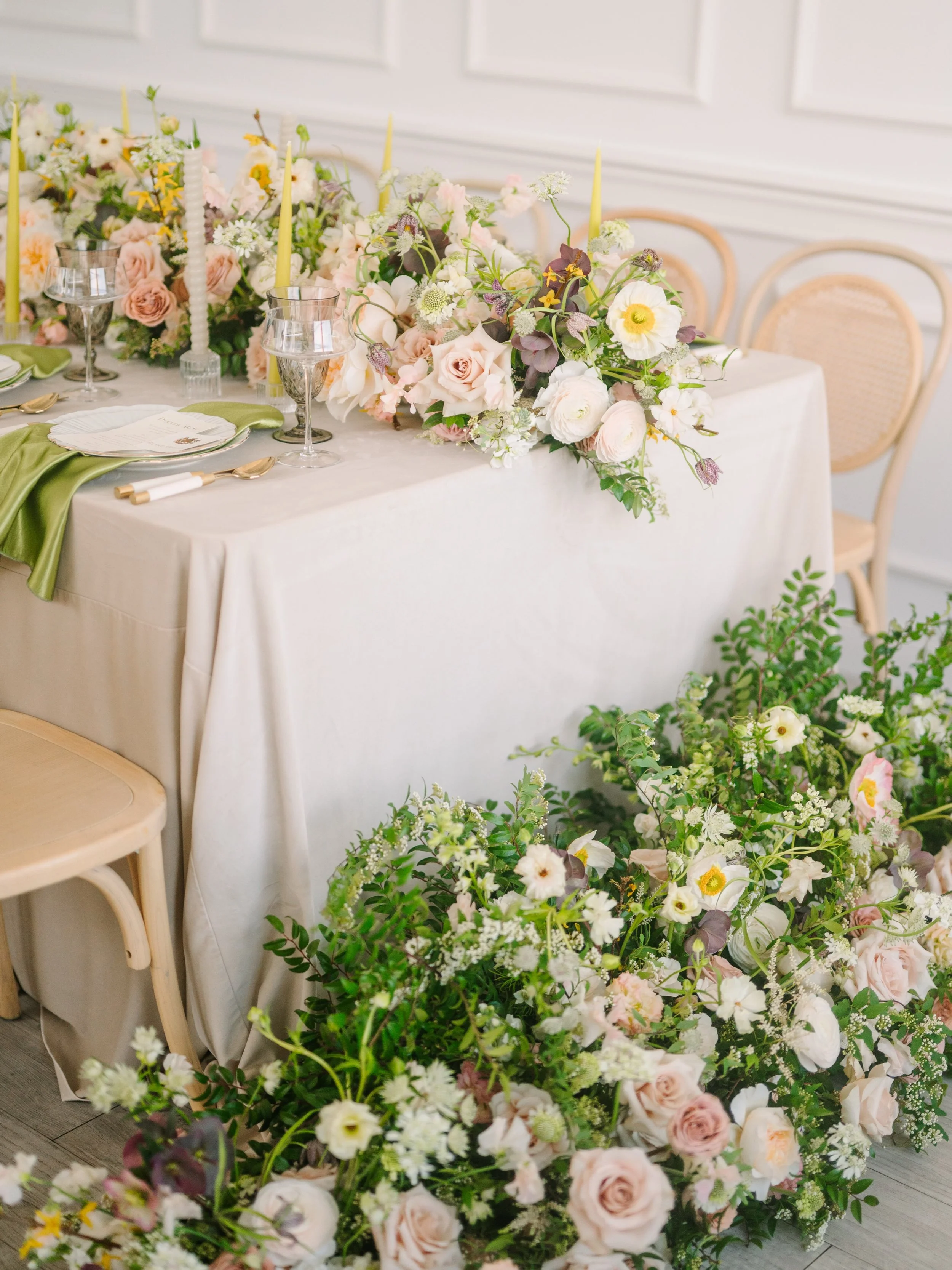a bit of a throwback to this spring branding shoot with @reverieeventsandweddings! i loved their vision of blush spring florals with pops of yellow. forsythia branches and the center of those icelandic poppies add a cheerful yellow pop! 🌝🌟

design 