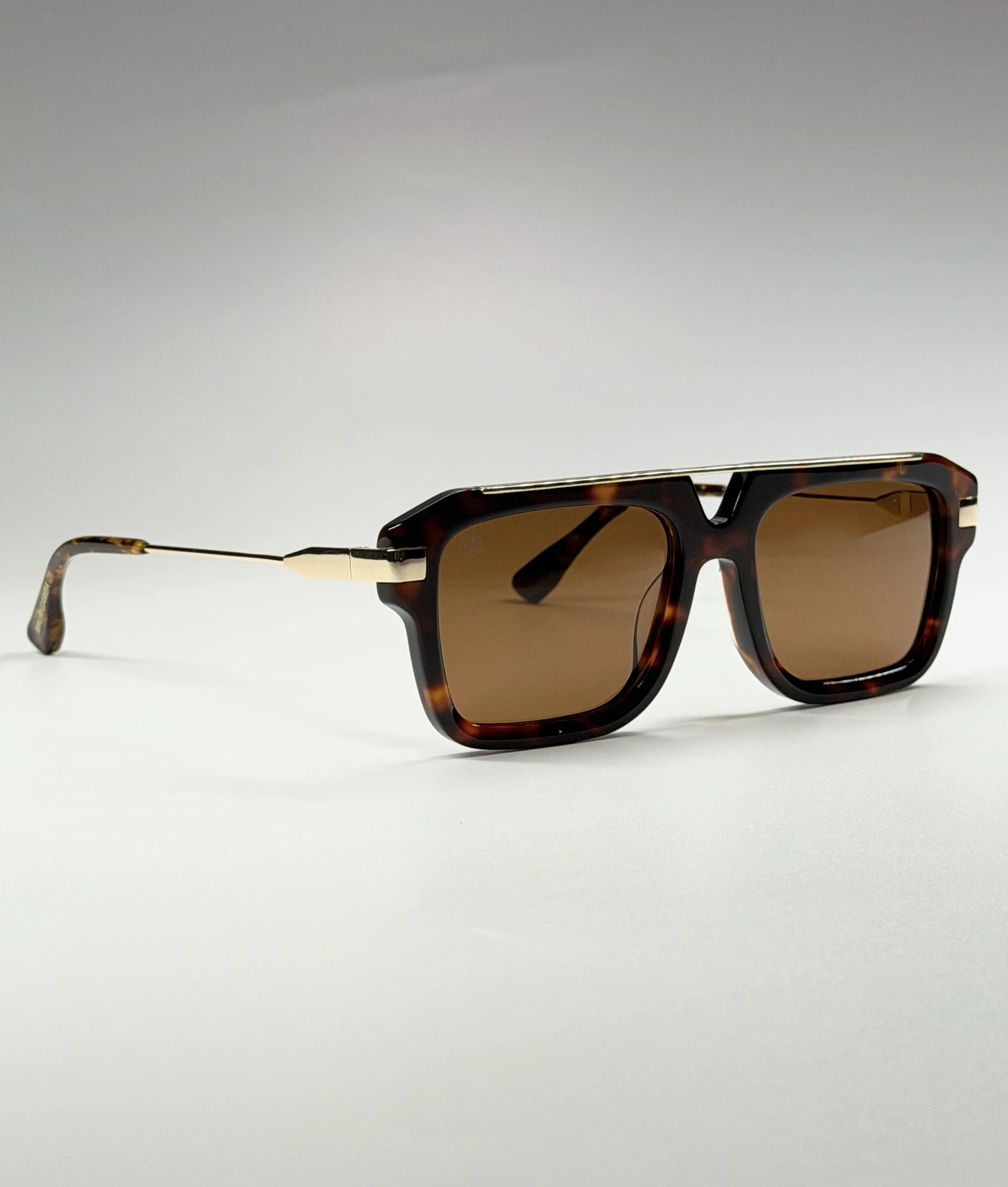 Italian Inspired Design · Lightweight Luxury Frame · Modern Vintage Elegance