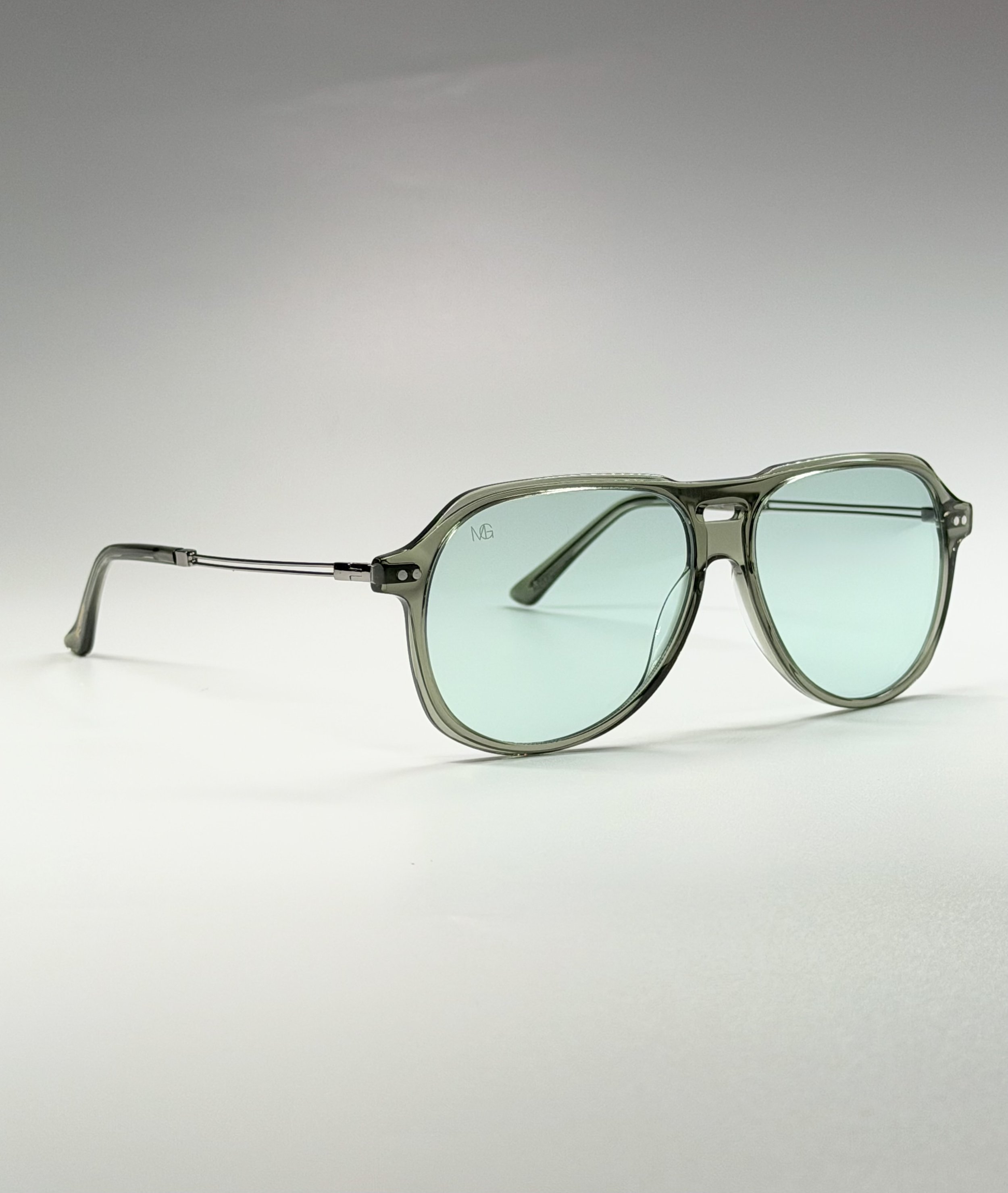 Lightweight Comfort · Modern Aviator Style · Everyday Luxury