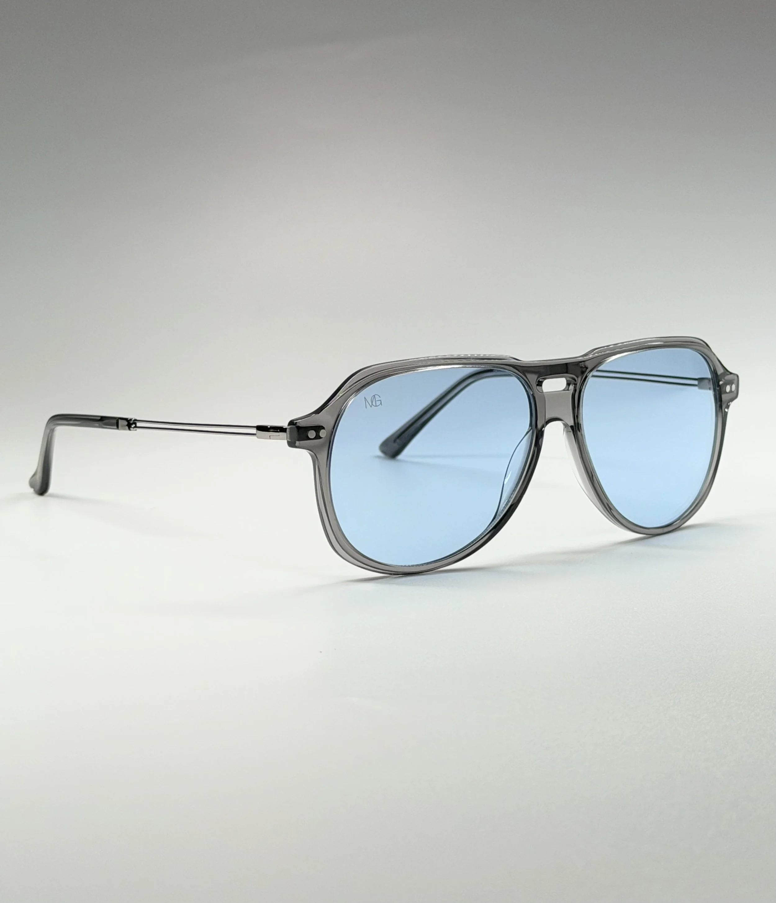 Ultra-Light Metal Temples · Modern Aviator Silhouette · Refined Contemporary Luxury