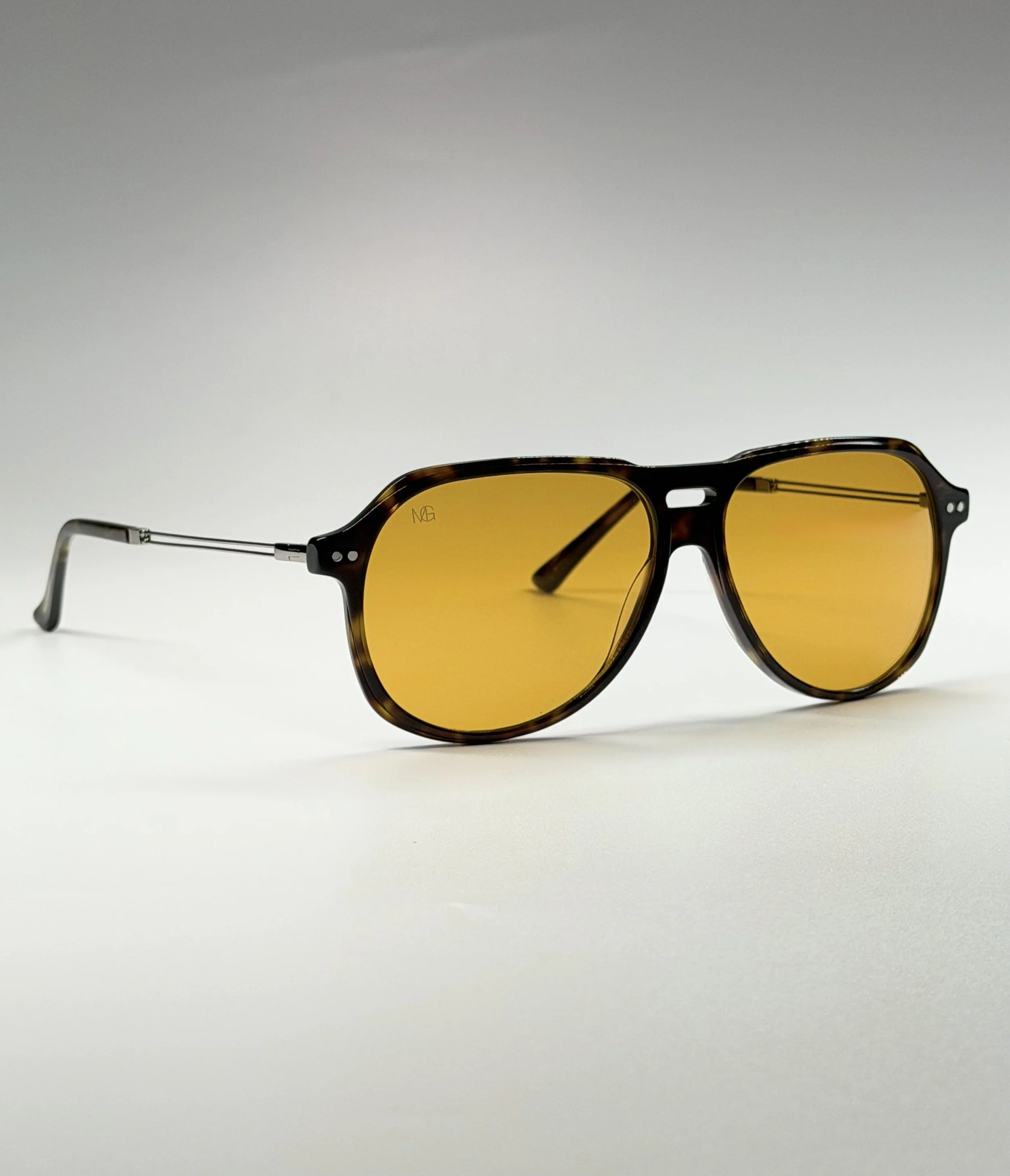 Lightweight Metal Temples · Contemporary Aviator Design · Timeless Modern Luxury