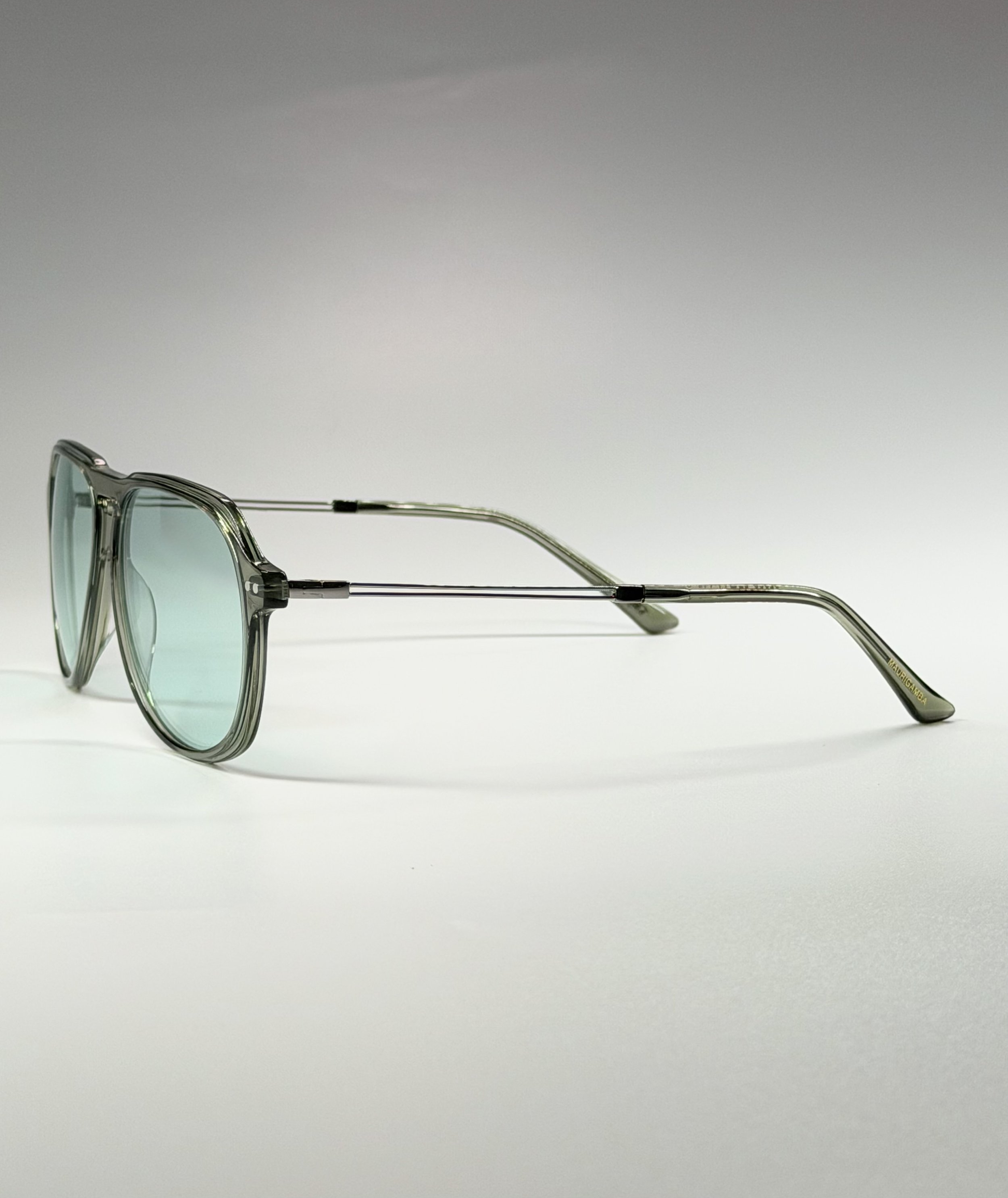 Lightweight Comfort · Modern Aviator Style · Everyday Luxury