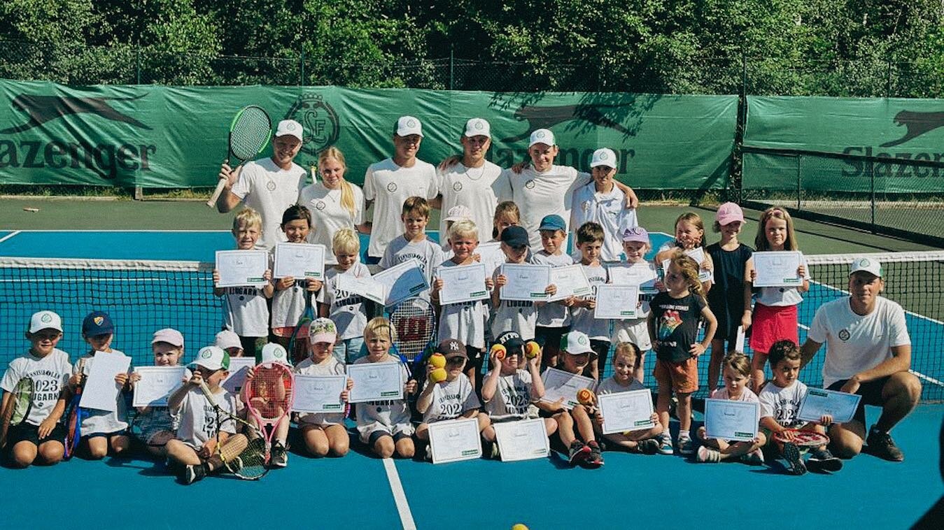 Nu har det sista g&auml;nget av de totalt 96 (!) barnen som varit med i &aring;rets tennisskola klivit av planerna. Ett nytt deltagarrekord tack vare alla v&aring;ra grymma tr&auml;nare, barn och f&ouml;r&auml;ldrar som engagerar sig p&aring; olika s