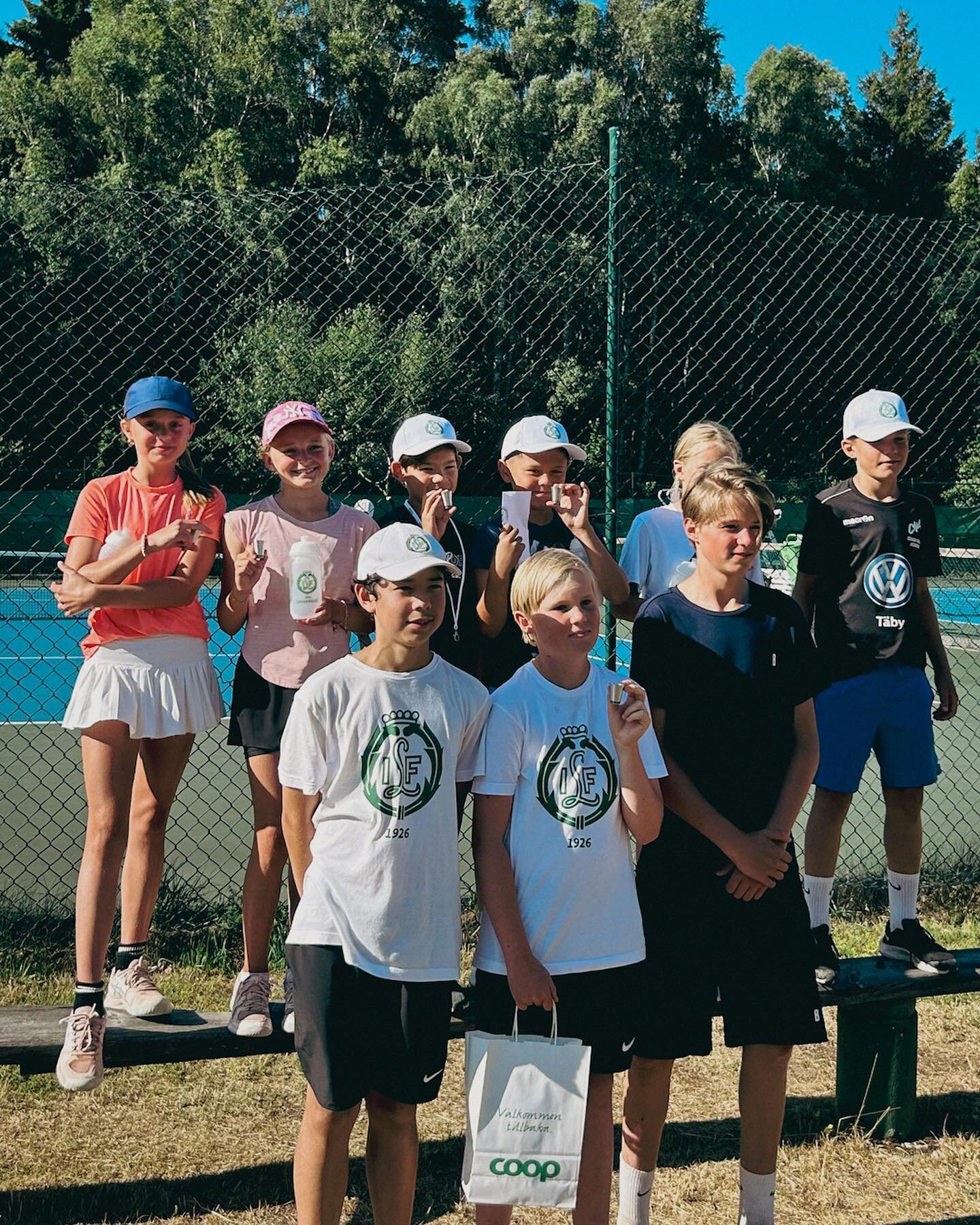 Wow vilken dag! Prisutdelning i solen i Ljugarn Open JR &ndash; TACK till alla som varit med och k&auml;mpat! Ett stort tack ocks&aring; till b&auml;sta Coop Ljugarn och @vaffelmagasinet f&ouml;r de fina priserna ni sponsrat med!🥰🏆🏅🎾🌸