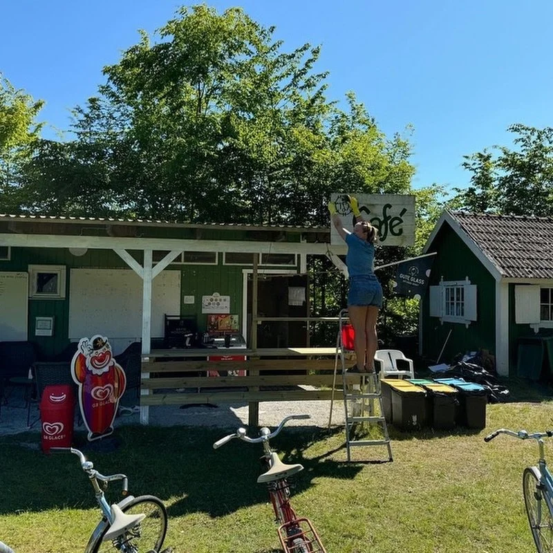 💪 Linn&eacute;a Knutas &auml;r &aring;rets BB! Dvs banv&auml;rdsboss. H&auml;r &auml;r hon i skurartagen f&ouml;r att g&ouml;ra fint inf&ouml;r sommarens anstormning☀️

⚒️ Vi har ocks&aring; @kentcement67 att tacka f&ouml;r v&aring;r fantastiskt fin