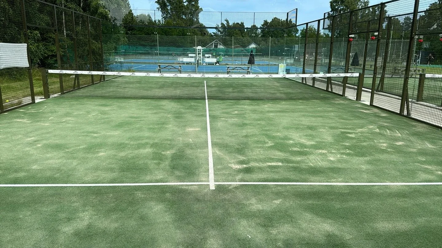 L&ouml;rdag och st&auml;ddag! Idag har vi bl a fixat nya n&auml;t och ny sand till v&aring;ra padelbanor, se s&aring; fint det blev! Bums in och boka n&auml;sta padelspel p&aring; LIF:s sida p&aring; MATCHi :) ses p&aring; Bj&ouml;rkvallen!🎾