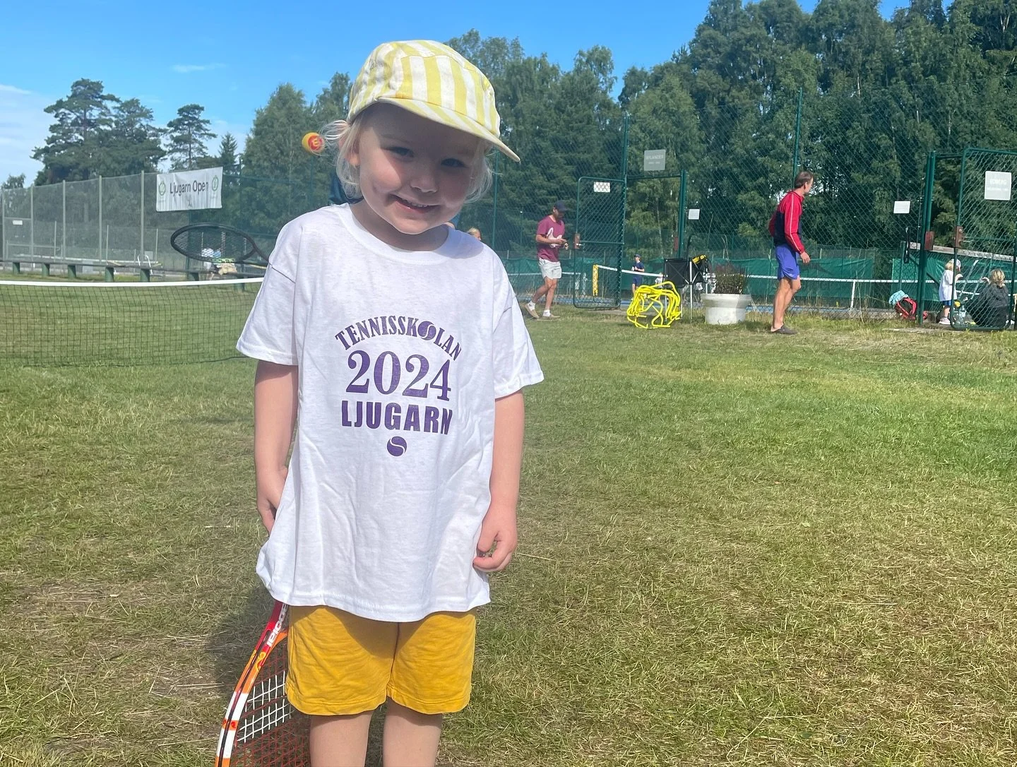 &Auml;NTLIGEN! Idag &auml;r det f&ouml;rsta dagen p&aring; tennisskolan! Selma Dahlblom (f 2020!) g&ouml;r debut med massa andra peppade barn och blir coachade av v&aring;ra grymma tr&auml;nare i Bj&ouml;rkvallens snyggaste outfit sponsrad av inga mi