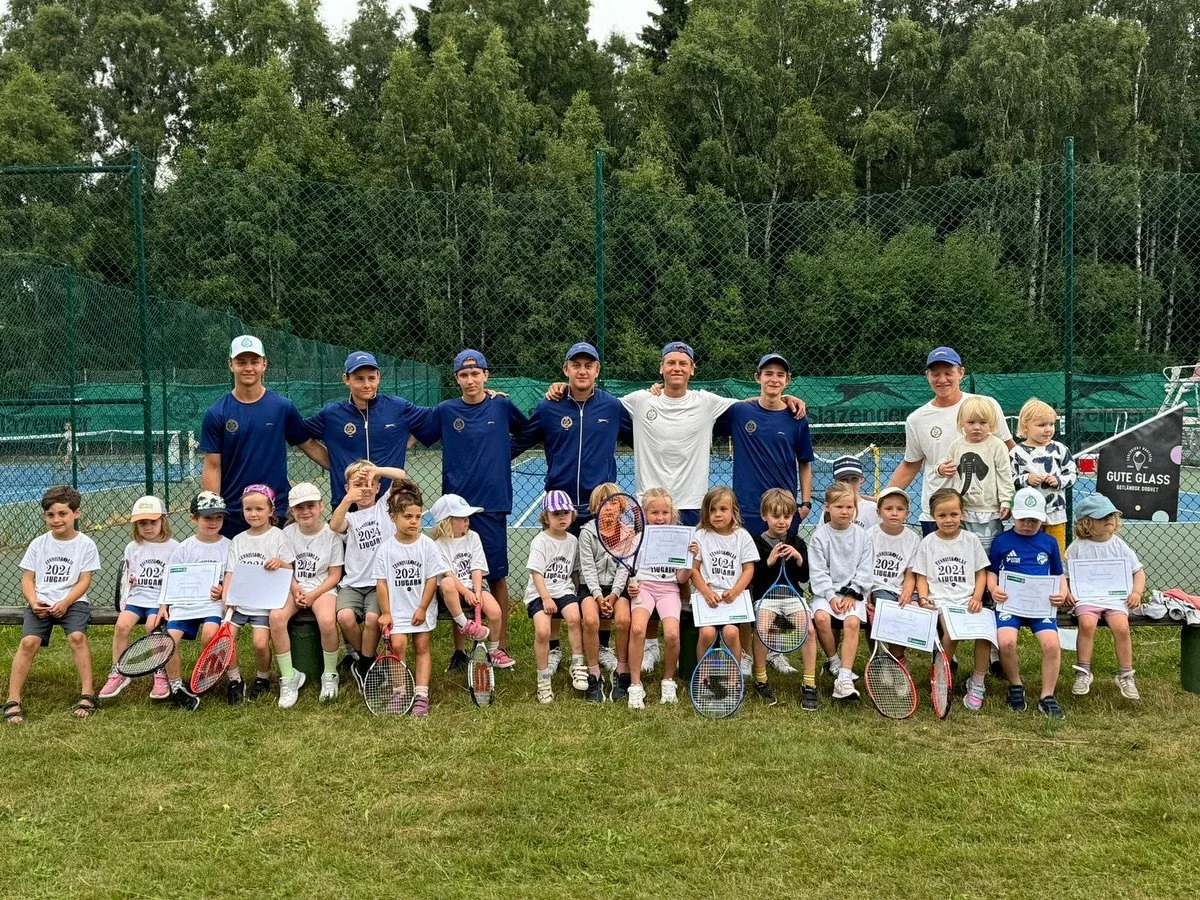 Sista dagen p&aring; tennisskolan idag och vi &auml;r s&aring; glada &ouml;ver alla barn som velat spela tennis med oss p&aring; Bj&ouml;rkvallen! &Auml;r det gr&aring;t och tandagnissel &ouml;ver att det tar slut? Frukta icke! I helgen spelas Ljugar
