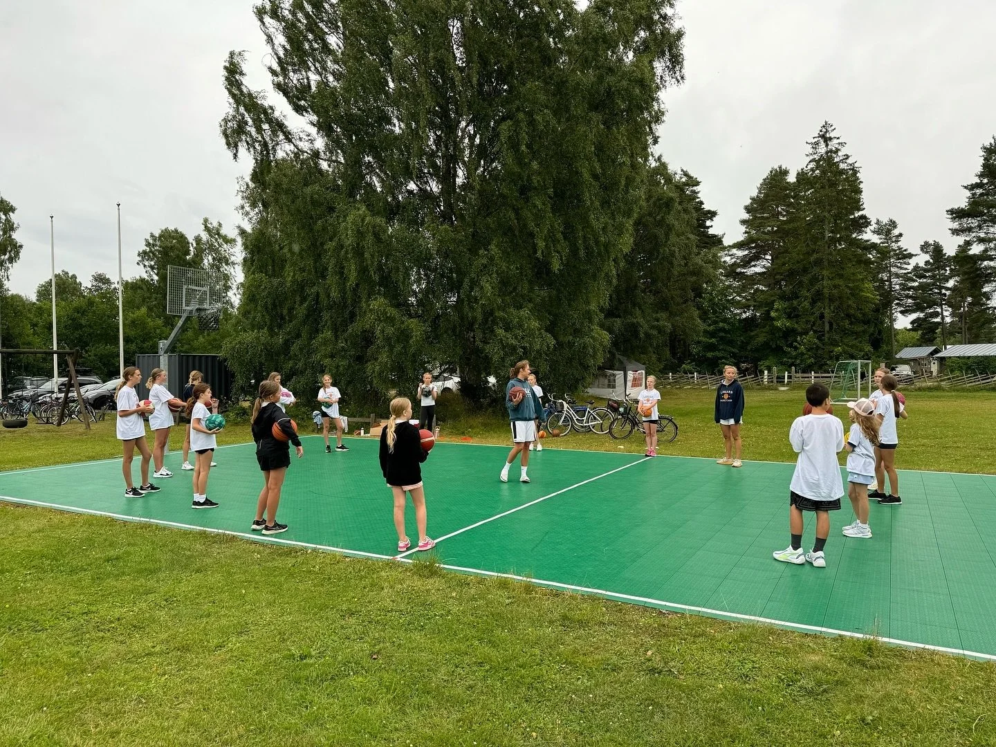 Gr&aring; himmel men sol i sinne! Och p&aring; basketplanen leder b&auml;sta Elsa Sv&auml;rdstr&ouml;m och Rakel Wahlberg basketskolan. Dribbla p&aring; s&aring; kanske solen tittar fram senare! Heja heja!