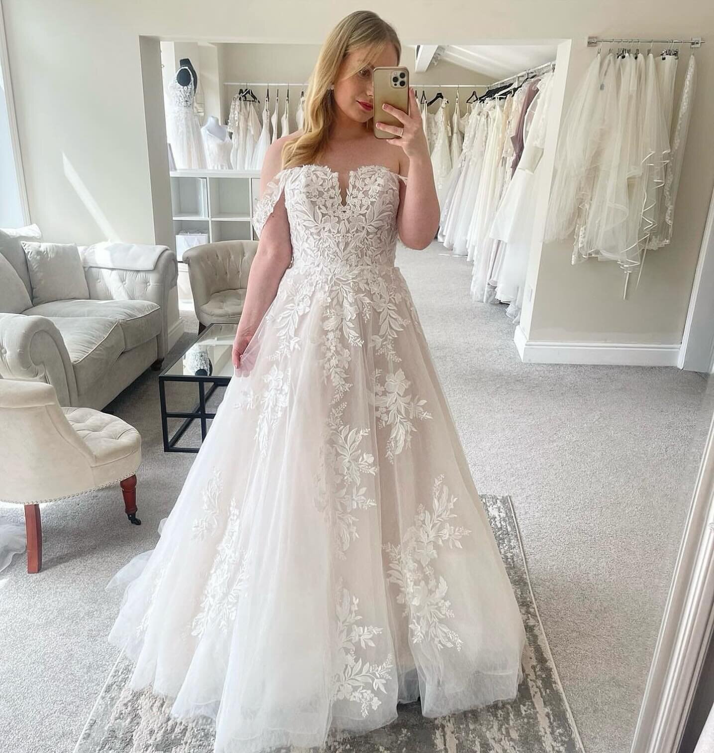 🤍ANSEL 🤍

AISLING | STYLE Y3112

This stunning ball gown is now in our SALE, Size 12. 

Book now to try her on 👰
.
.
.
#ballgown #weddingdresses #weddinggown #2025weddings #sophiatollibride #bridetobe2025 #bridetobe