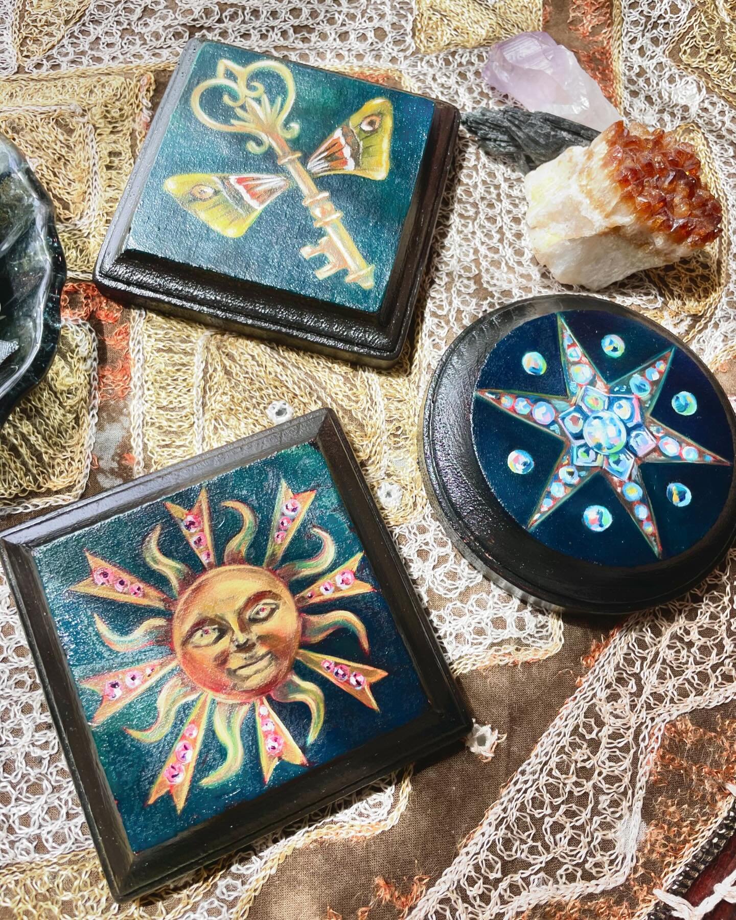 fresh paintings made with intention to help illuminate your space with magick. oil on wood 4&rdquo; square or round. find a 🔗 to shop in the b i o . or see them in person @sidestreetartspdx ! 

#artmagick