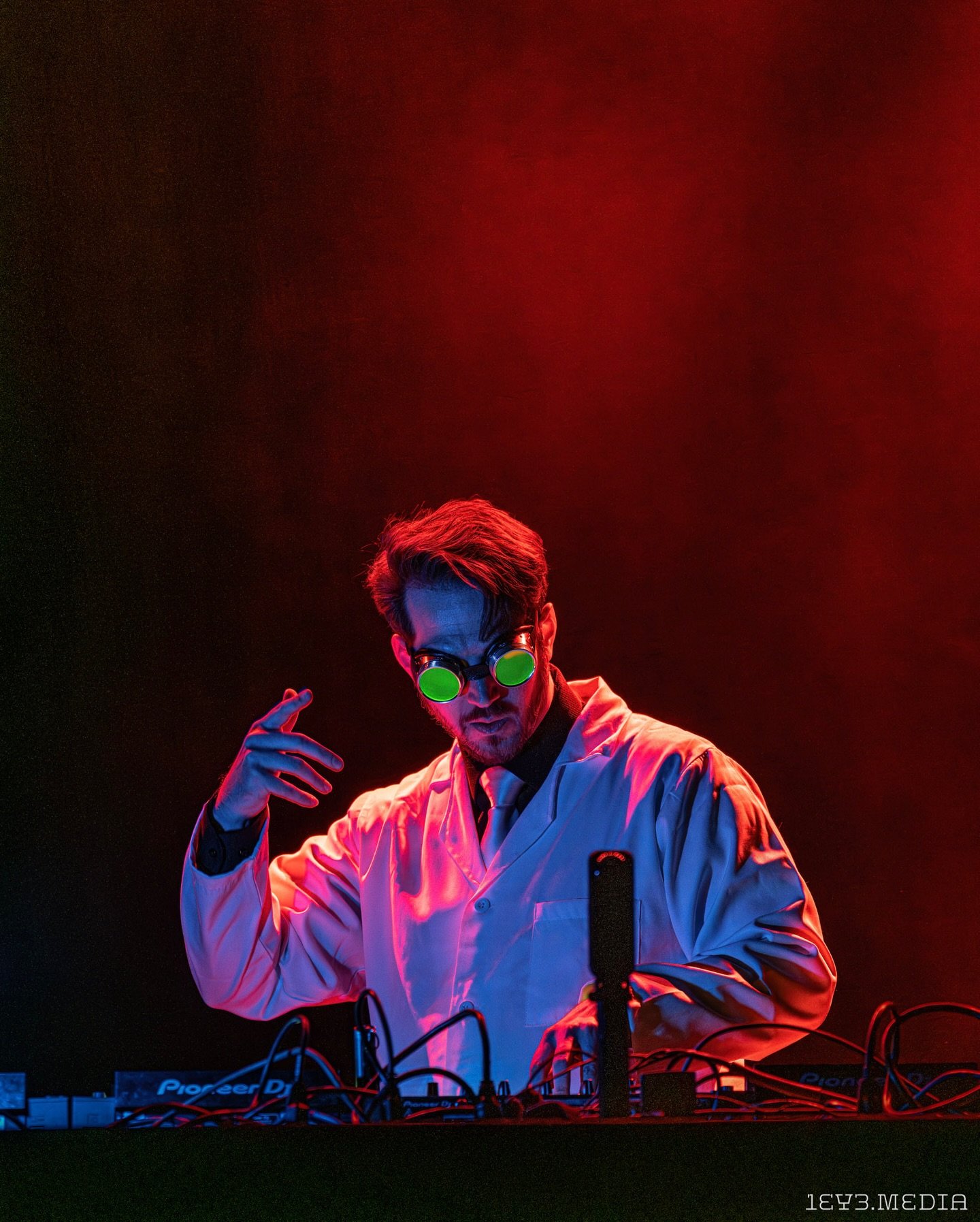 WELCOME TO THE LABORATORY 👨🏻&zwj;🔬🔥 DONT TOUCH ANYTHING

Some action shots from Thursday night @foxtheatreco opening up for @beanzmakesmusic and @riotmusic courtesy of the insanely talented @1ey3.media