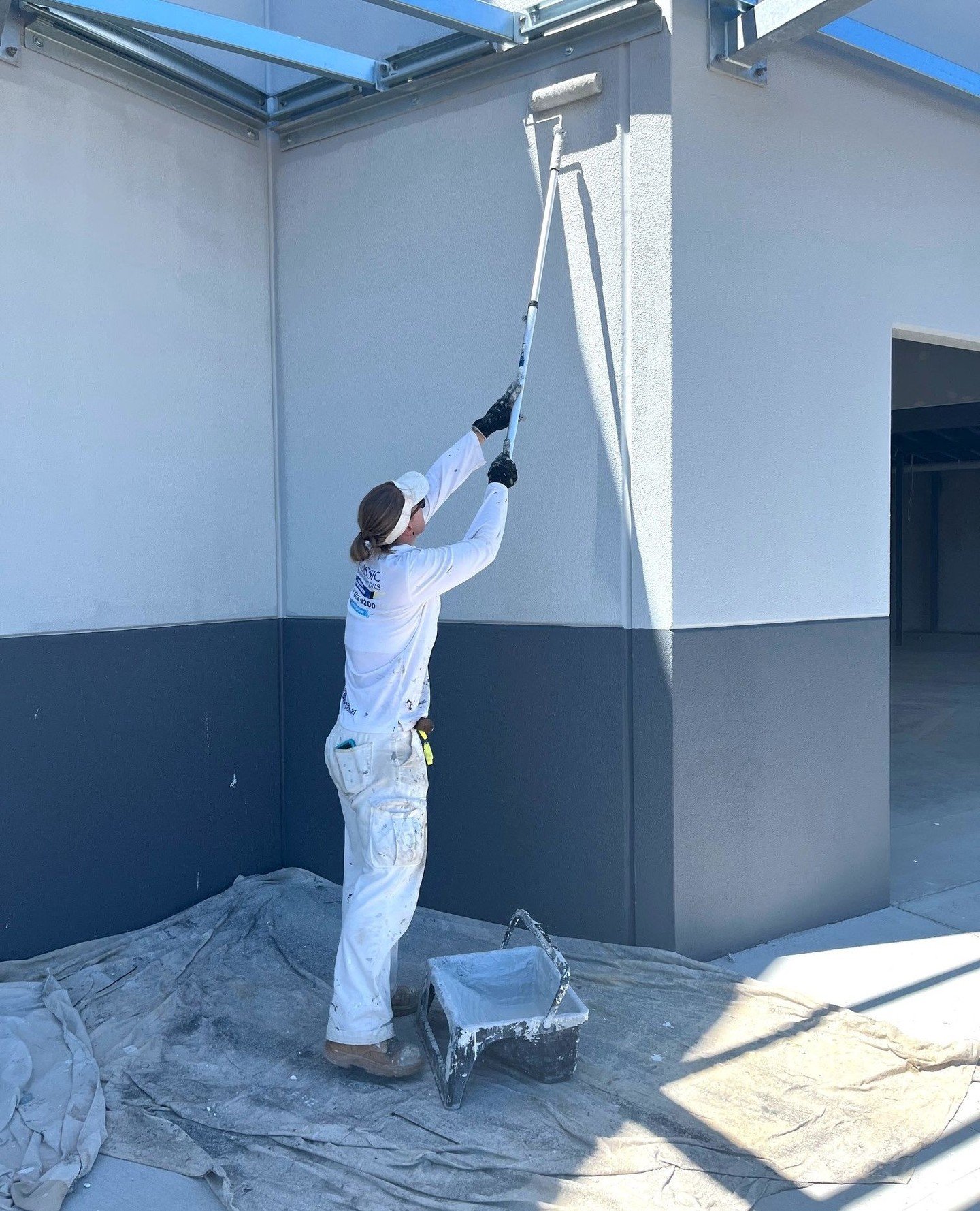 Applying an external texture coating to a newly built commercial warehouse.  Loving the way it transforms the exterior with durability and style💫⁠
⁠
#ClassicContractors #PerthPainters #CommercialPainters #Dulux #DuluxAccredited #Warehouseproject