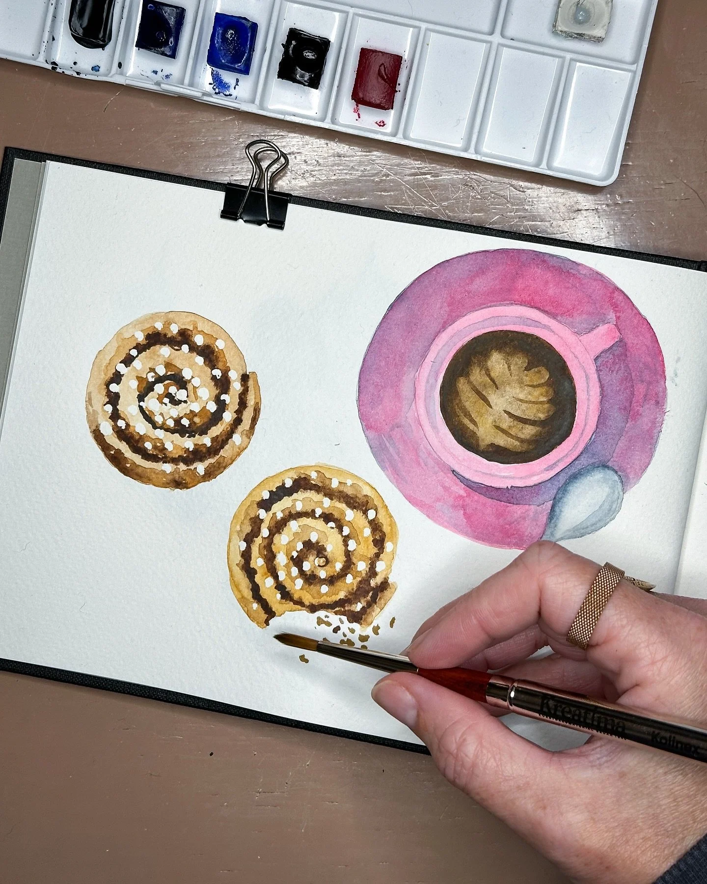 Kanelbullens dag 🥳
🇬🇧
October 4th we celebrate the craft of home baking in Sweden by baking and eating cinnamon buns, which are a classic in Swedish fika. Of course, I have both painted and baked cinnamon buns! (I might have eaten one or two as w