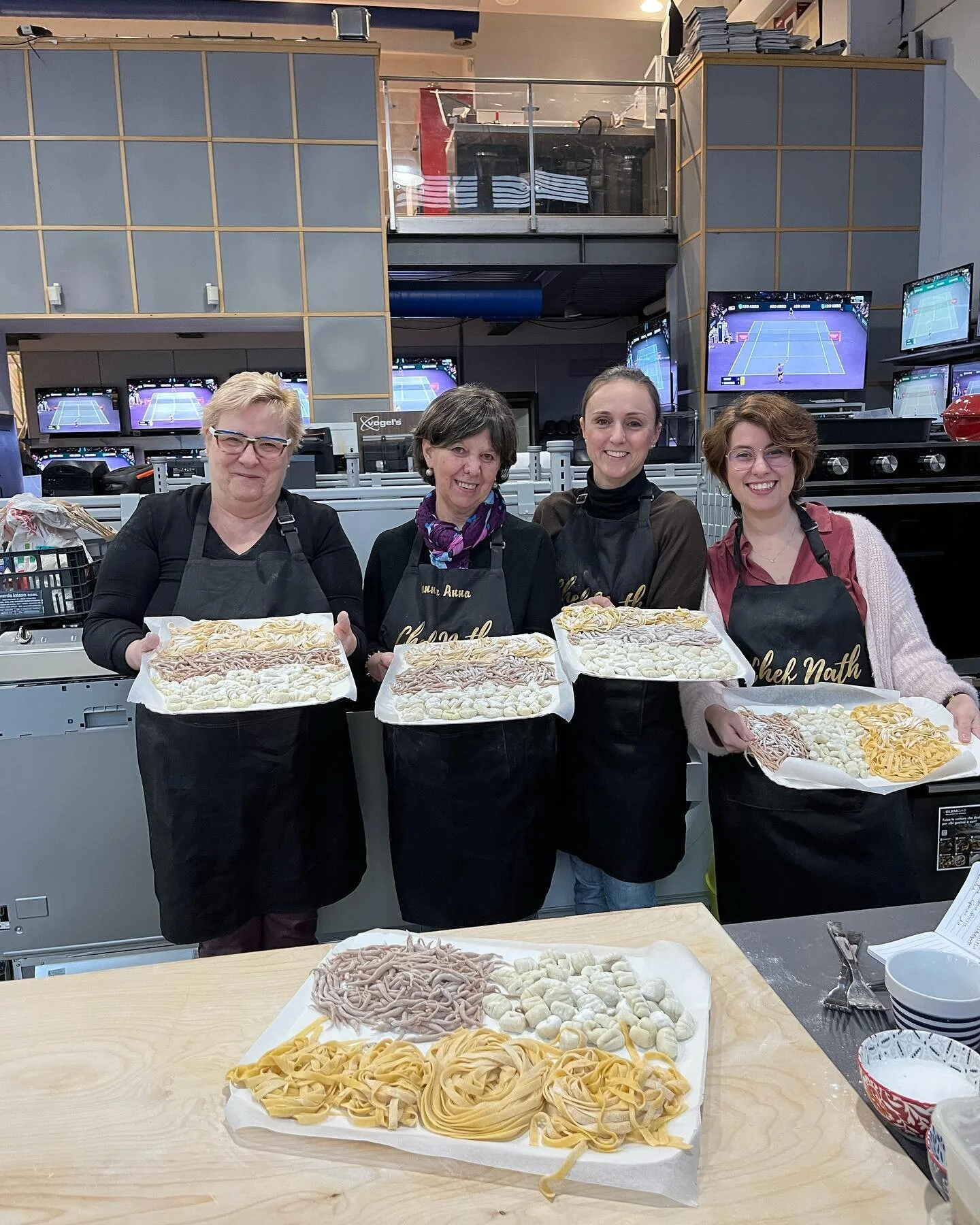 Sabato scorso abbiamo impastato!! Pasta fresca livello 1 le mie studentesse sono state bravissime!!! 

👩🏼&zwj;🍳Gnocchi di patate e crema di speck 

👩🏼&zwj;🍳Trofie di castagne al Castelmagno 

👩🏼&zwj;🍳Tagliatelle con crema di gorgonzola e rad