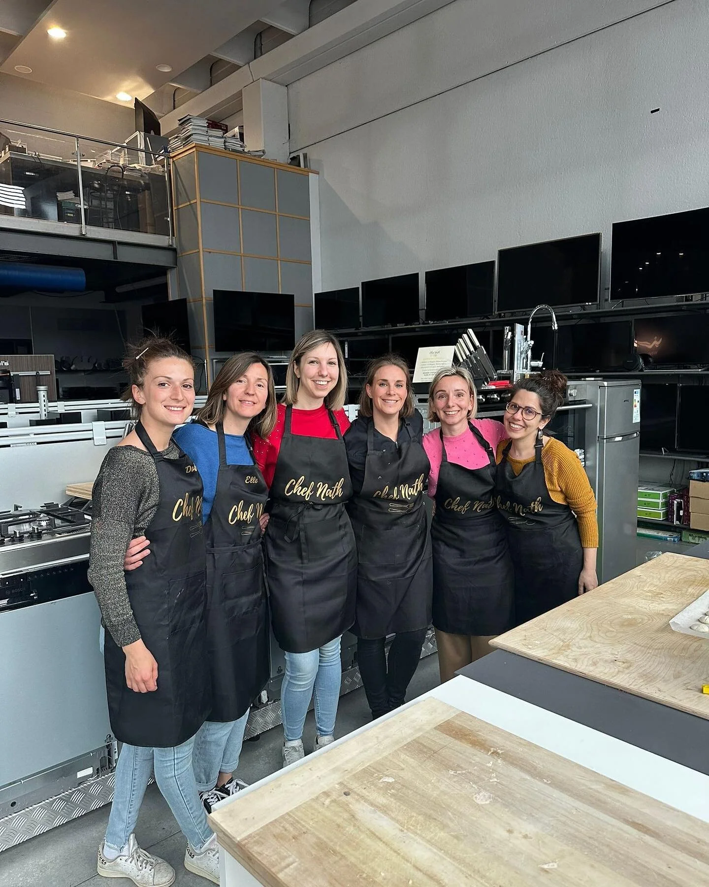 MACARONS questi dolcetti cos&igrave; buoni e allo stesso tempo difficile !! 
Abbiamo fato i macarons dolci con 3 Ganaches diverse 
🧁Vaniglia
🧁Pistacchio 
🧁Caramello salato 
Ma abbiamo provato anche un abbinamento salato facendo un ripieno con masc