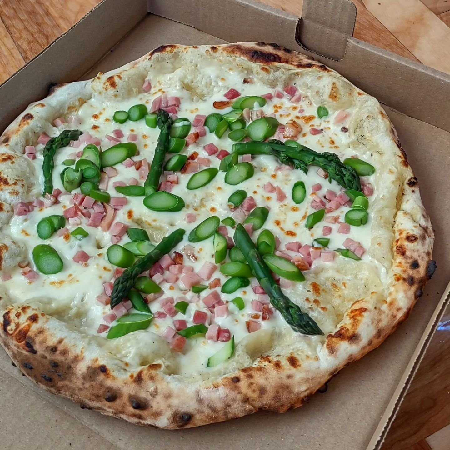 It's asparagus season!! So time to bring back our pizza special with asparagus &amp; ham on creamy roasted garlic sauce 🤤

Did you try this one last year?

Today we will be at @OleFoggy Distillery from 12-7pm. We hope to see you there! 👋🤩

#aspara