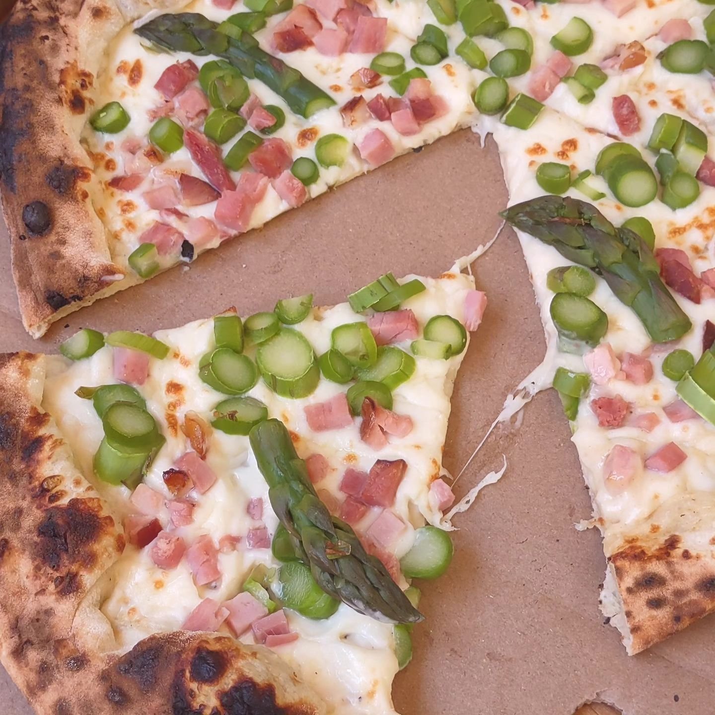 Did you try our pizza special yet? 🤤 Beautiful asparagus from @the_MajesticGardens with ham on creamy roasted garlic sauce

Today you will find us bright and early at the Kingston Farmers Market @kfmnb from 8am till 1pm 🌞

#asparagus #asparagusseas