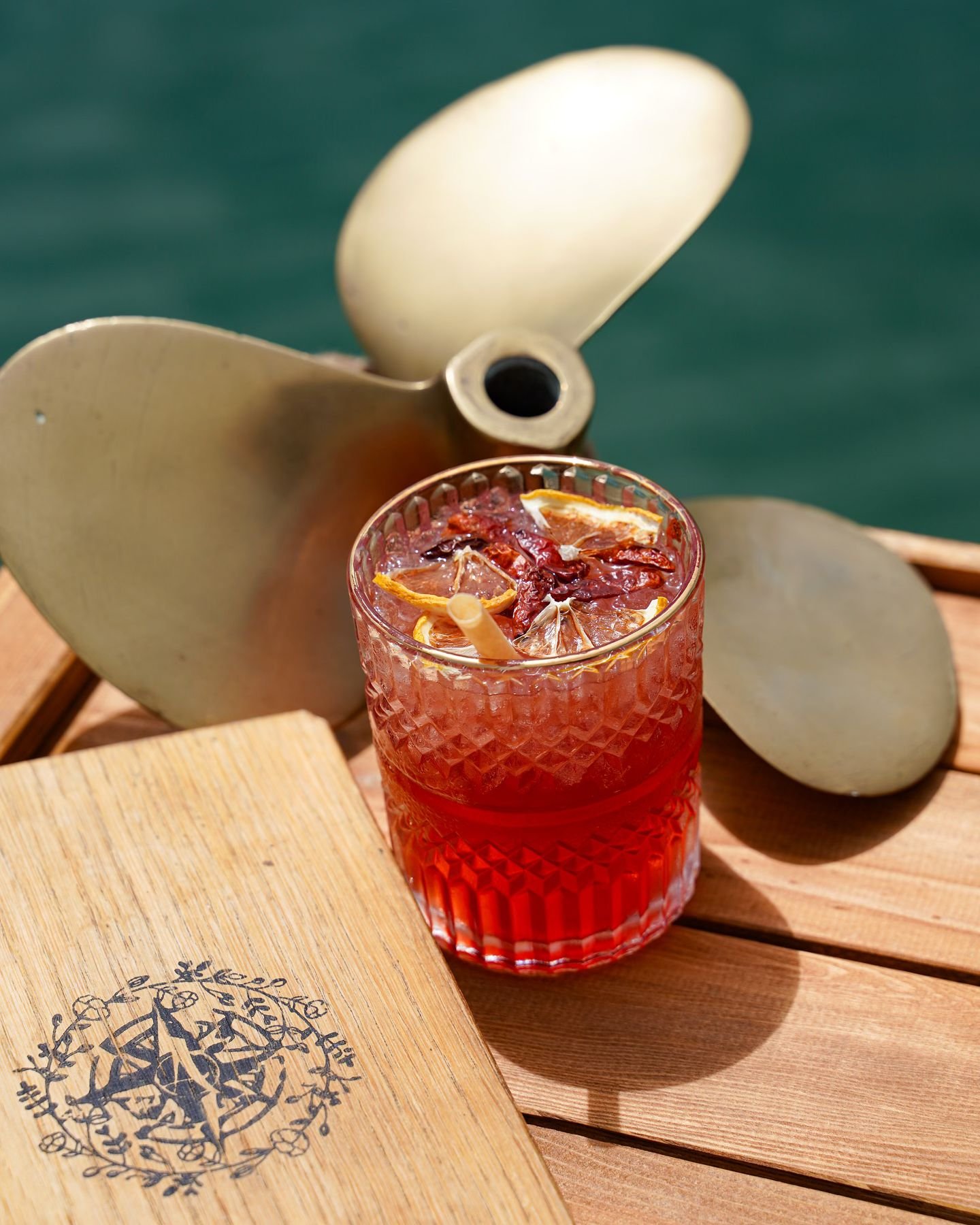 𝗣𝗶𝗹𝗶 𝗹𝗼𝘃𝗲𝗿

Notre cocktail audacieux qui allie whisky, piment pili pili, &eacute;pices, cranberry, citron vert et un soup&ccedil;on de sucre de canne. Parfait pour pimenter votre soir&eacute;e 

𝐿'𝑎𝑏𝑢𝑠 𝑑'𝑎𝑙𝑐𝑜𝑜𝑙 𝑒𝑠𝑡 𝑑𝑎𝑛𝑔𝑒?