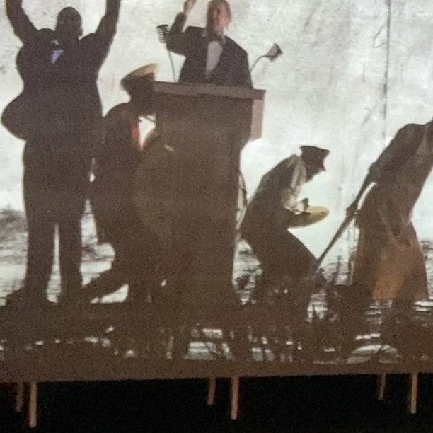 Certains matins. Comment ne pas &ecirc;tre perm&eacute;able. Si vaste Kentridge, tout autant dire la violence du monde qu&rsquo;en aimer la po&eacute;sie. Immense

#williamkentridge #ombres #pieds #visages #fleurs #valses #shostakovich #gesticulation