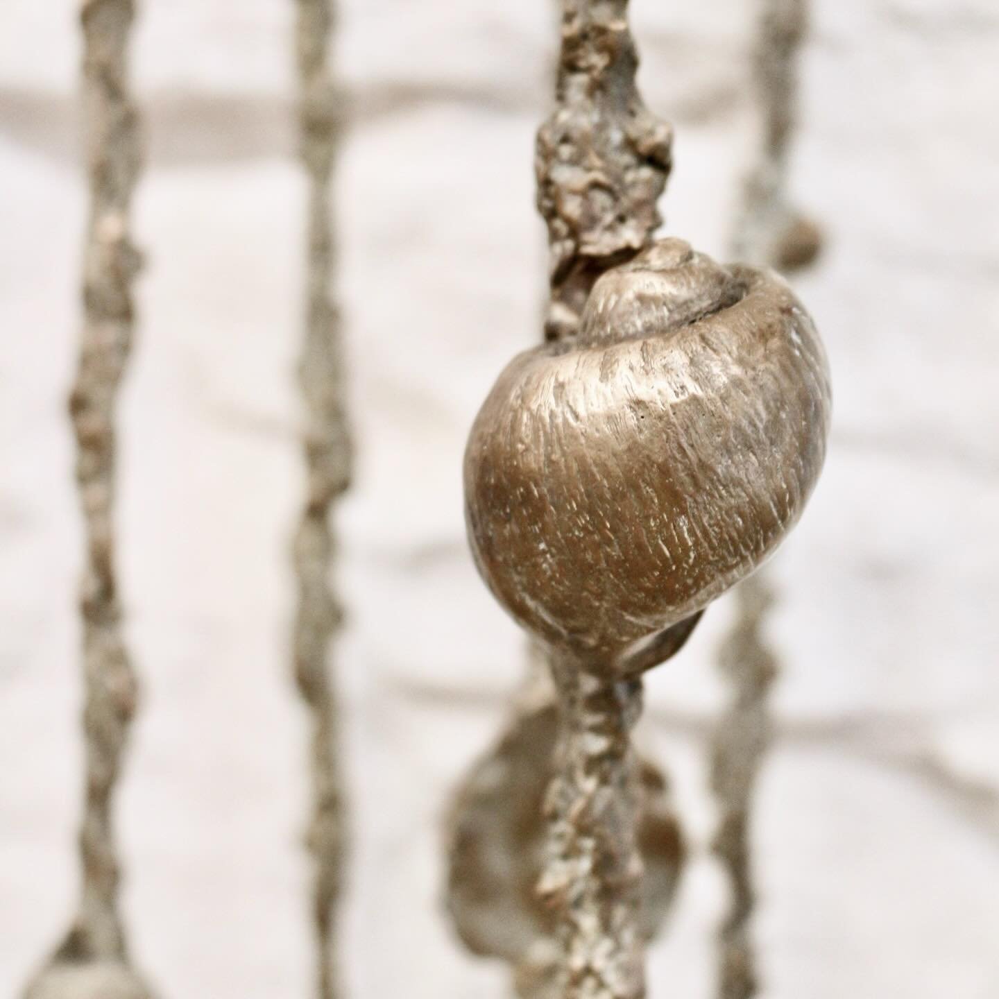 &laquo;&nbsp;nous trouvons nos associations de formes et de couleurs dans le monde qui nous entoure, le soleil, les &eacute;toiles, la lune, le ciel nocturne, l&rsquo;eau, l&rsquo;herbe&nbsp;&raquo; #anaevabergman

#sculpture #cire #bronze #coquille 