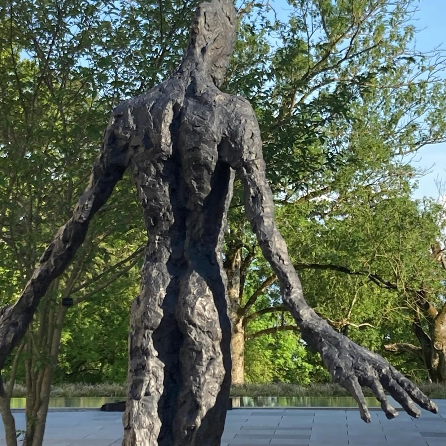 Avant que les feuilles ne finissent de tomber
.
BOYS
Bronze
H220
.
#boys #sculptureparc #grandeurnature #bronzesculpture #sculpturecontemporaine #monumentalsculptures  #sculpture #contemporarysculpture #sculpturemonumentale #outdoor #sculpturegarden 