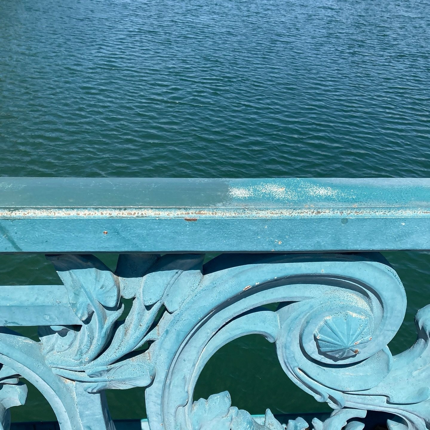 Dans 1 mois c&rsquo;est la sainte Luce, le jour cro&icirc;t du sault d&rsquo;une puce.  D&eacute;j&agrave;. J&rsquo;ai commenc&eacute; cette petite collection de ponts un jour de joie et de grand bleu, j&rsquo;avais envoy&eacute; cette photo &agrave;