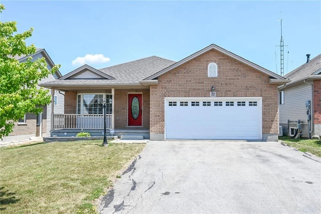 22 Linden Ln, Grimsby