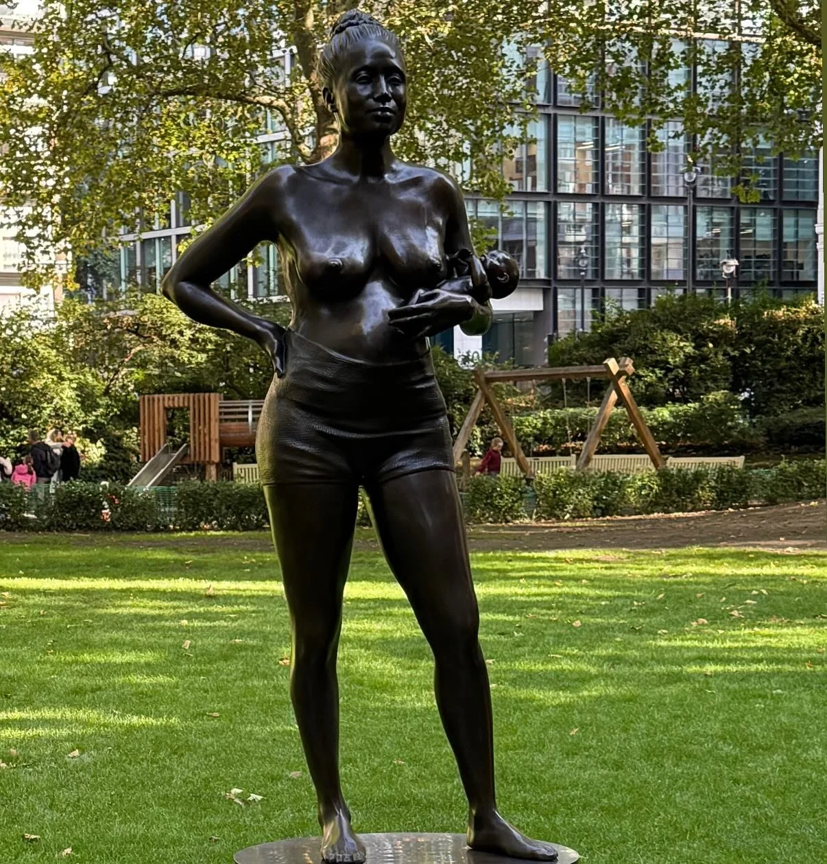 This week in Portman Square we saw the unveiling of
Mother V&eacute;rit&eacute;. 

Created by artist @rayvenndclark_art and championed by @fridamom @cmrh it stands as a powerful tribute to the postpartum body - the kind of body that&rsquo;s often hid