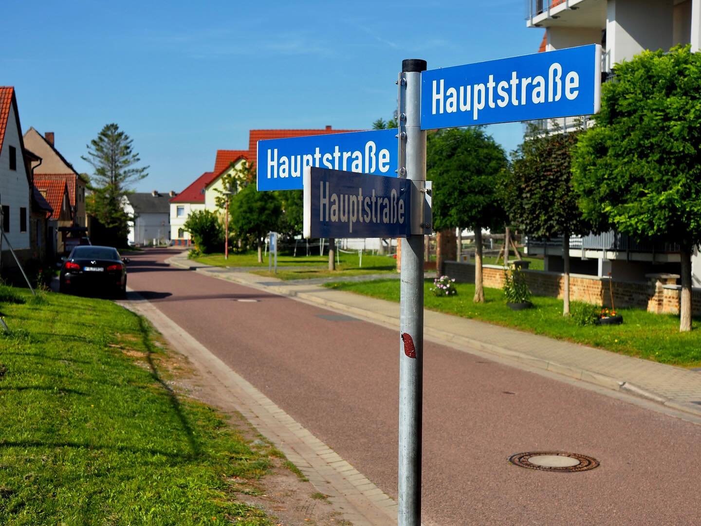 Anzeige
Die Ausstellung &bdquo;Hauptstra&szlig;e Deutschland - Fotografien von Andr&eacute; L&uuml;tzen&ldquo; zeigt bis zum 13. Oktober die Vielfalt dieser Stra&szlig;en &ndash; das Verbindende und Trennende, das Allt&auml;gliche und Skurrile. 

&bd