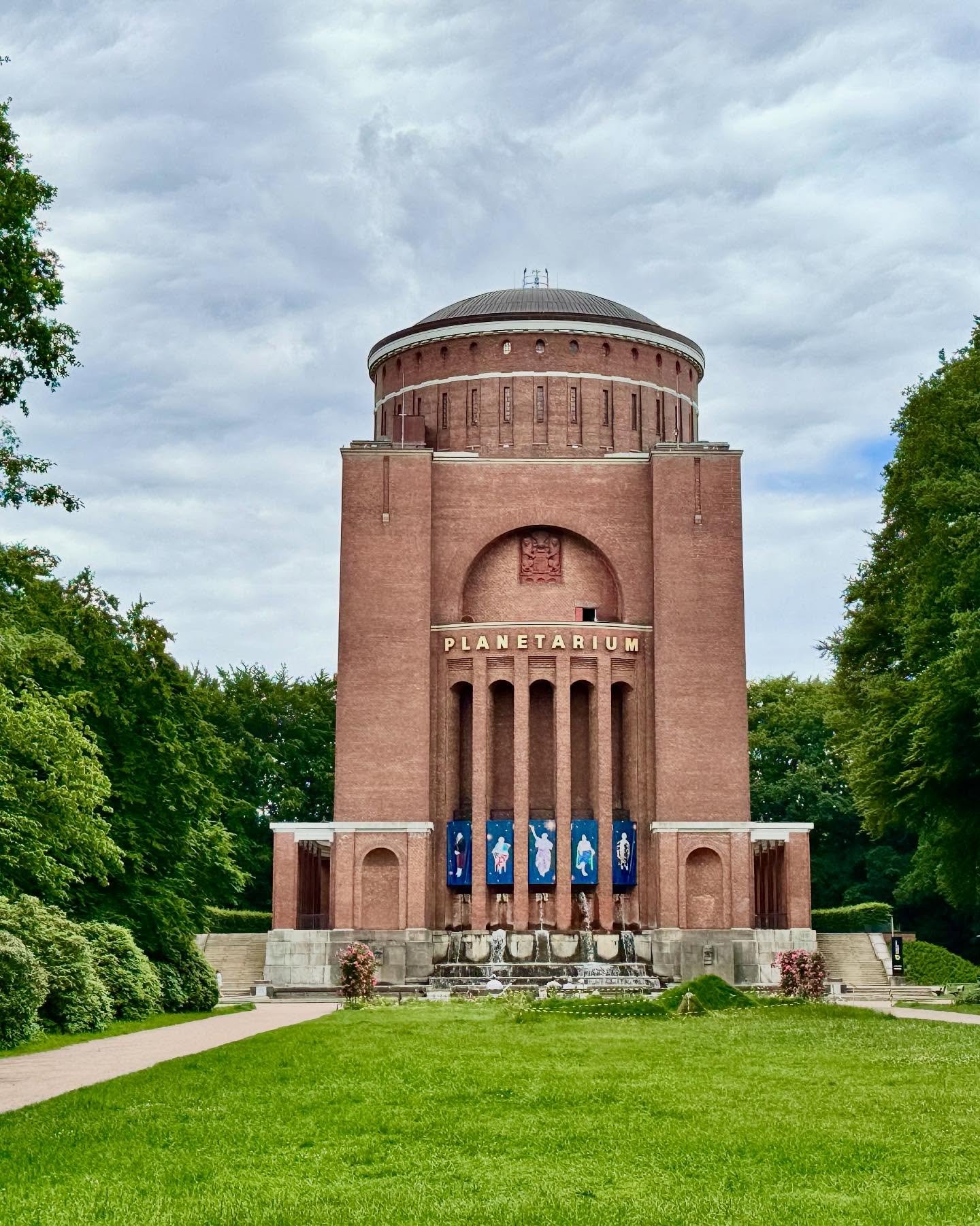 Im Stadtpark am Planetarium Hamburg, einem ehemaligen Wasserturm, h&auml;ngen seit kurzem f&uuml;nf blaue Banner mit Frauenbildern an der Fassade. Diese Intervention stammt von der polnisch-romani K&uuml;nstlerin und Aktivistin Małgorzata Mirga-Tas (
