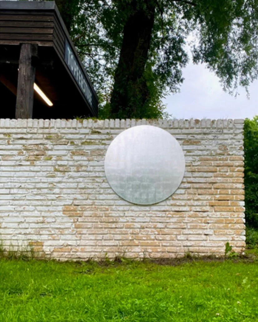 Seit einem Sonntag mit seltener Mondfinsternis, dem 7. September, ist ein neues, poetisches Kunstprojekt der K&uuml;nstlerin Mariella Mosler in der Stadt zu entdecken. Unter dem Titel &bdquo;In einem Jahr mit 13 Monden&ldquo; h&auml;ngen an 13 versch