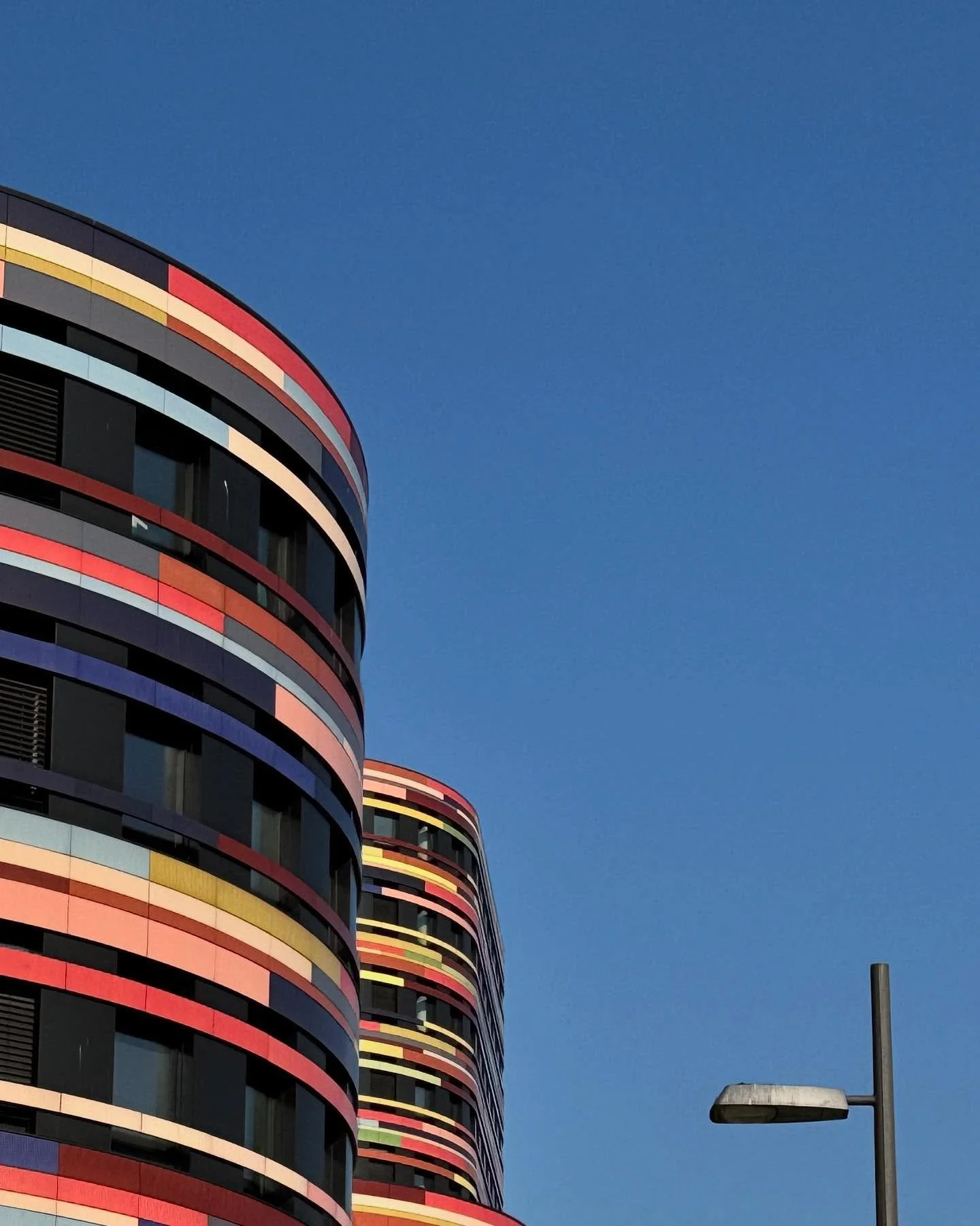 Im Rahmen der IBA Hamburg gewann 2009 das Berliner Architekturb&uuml;ro Sauerbruch Hutton in Zusammenarbeit mit der Ingenieurgesellschaft INNIUS RR aus Rosbach den internationalen Wettbewerb f&uuml;r den Neubau der Beh&ouml;rde f&uuml;r Stadtentwickl