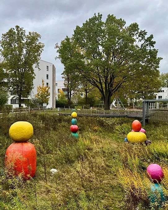 Seit 2004 arbeiten die K&uuml;nstlerinnen Erg&uuml;l Cengiz (*1975), Henrieke Ribbe (*1979) und Kathrin Wolf (*1974) unter dem Namen &bdquo;3 Hamburger Frauen&ldquo; zusammen; kennengelernt haben sie sich w&auml;hrend des Studiums an der HFBK Hamburg