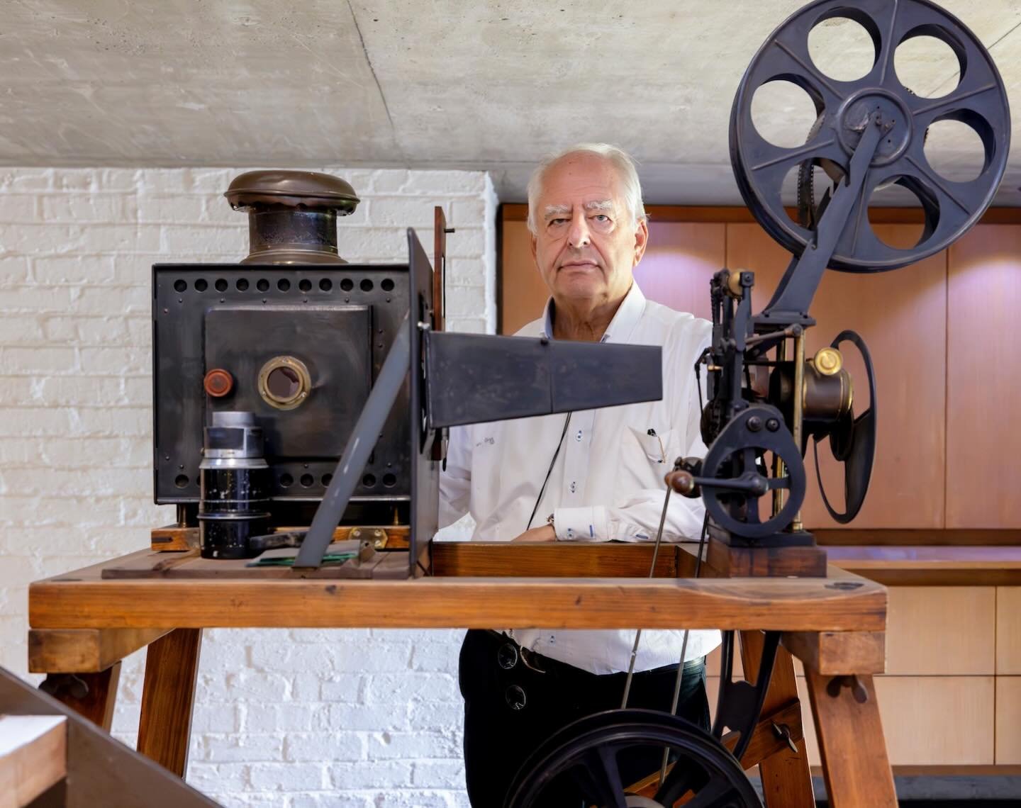 Die Ausstellung &bdquo;William Kentridge - Trees / Headlines / Heads&ldquo; wird heute Abend, Di, 16. Dezember, um 19 Uhr im Drawing Room Hamburg @drawing_room_hamburg er&ouml;ffnet.

Gezeigt werden in Kooperation mit der PArt Foundation zw&ouml;lf Z