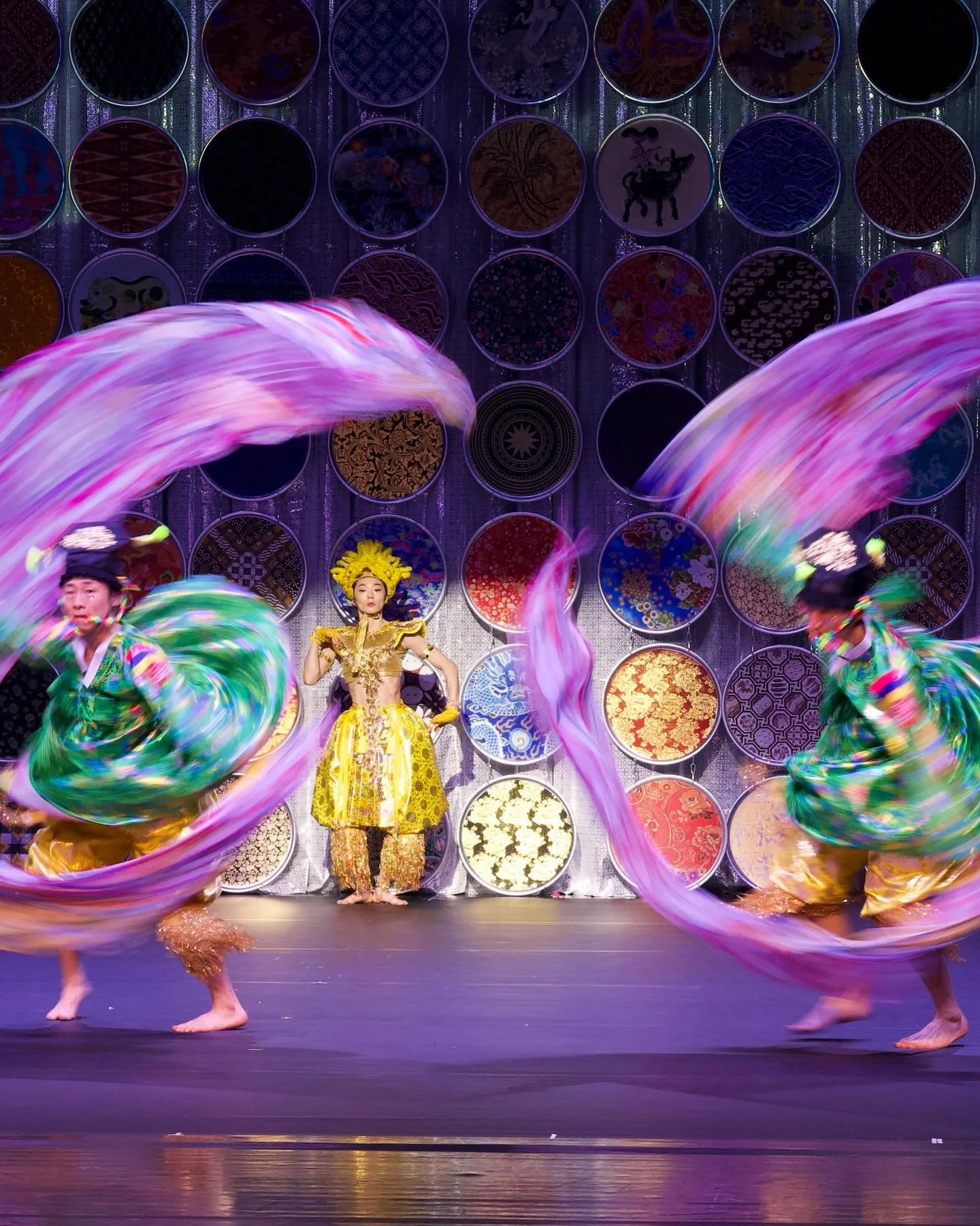 Anzeige
Vom 5. bis 14. Februar findet auf @kampnagel_hamburg das Festival FOKUS TANZ statt, das internationale und lokale Choreograf:innen, die Tanz als politisches, kollaboratives und kulturelles Medium erkunden, versammelt. 

Das Programm umfasst B