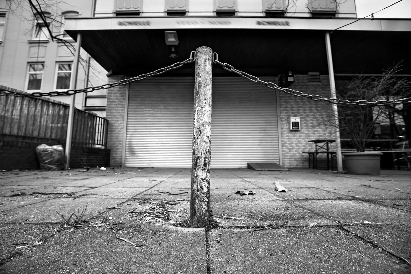 Anzeige
Die Ausstellung &bdquo;Blutiger Boden. Die Tatorte des NSU&ldquo; im Altonaer Museum @altonaermuseum zeigt gro&szlig;formatige Schwarzwei&szlig;fotografien von Regina Schmeken.

S&uuml;leyman Taşk&ouml;pr&uuml; wurde am 27. Juni 2001 in seine