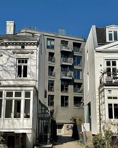 Meine aktuelle Baukultur-Empfehlung ist der umgebaute Hochbunker &bdquo;FRIEDA Ottensen&ldquo; in der Friedensallee 54a. Im sch&ouml;nen Kontrast zu den sp&auml;tklassizistischen Stadth&auml;usern liegt im Hinterhof ein ehemaliger Bunker, der seit 20