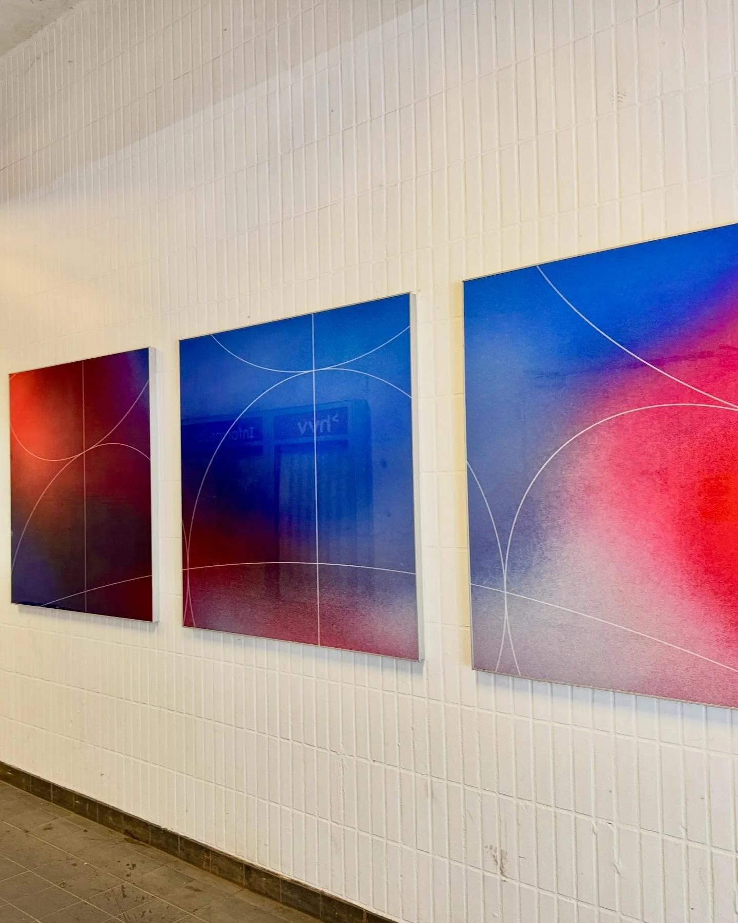 Das Werk &bdquo;Streifz&uuml;ge&ldquo; der Architektin und Grafikerin Tina Kl&auml;ring (*1974) @dieklaering im S-Bahnhof Kornweg&nbsp;ist im Rahmen des Projektes &bdquo;Stationen der K&uuml;nste&ldquo; der S-Bahn Hamburg entstanden. Mit diesem Proje