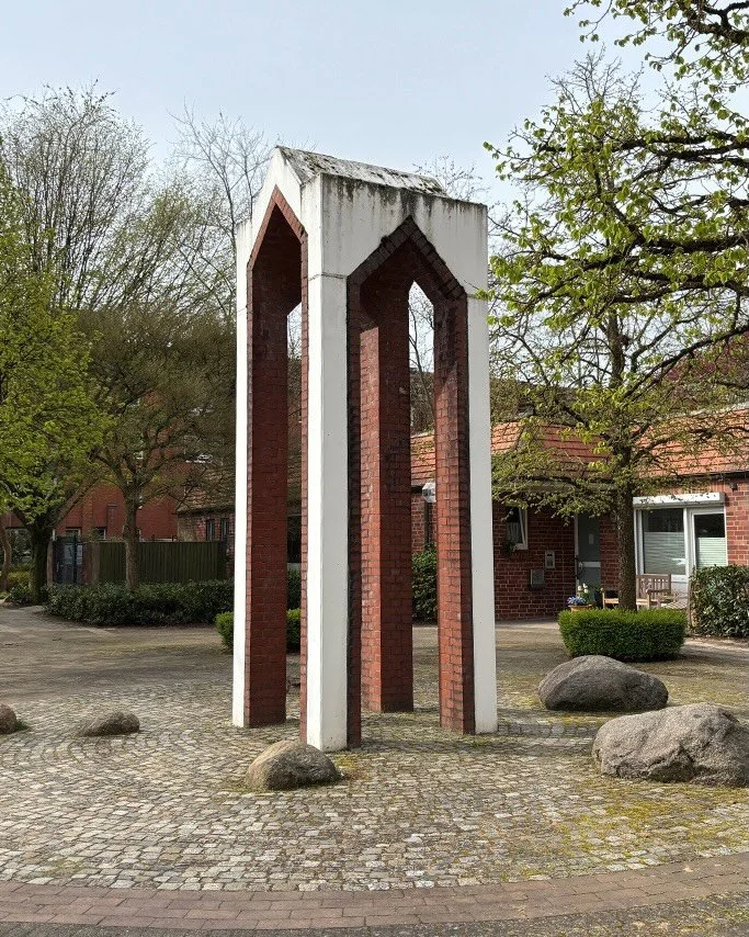 In der Mitte einer Wohnanlage am Buchenring in Hamburg-Volksdorf steht seit 1985 die Skulptur &bdquo;Tor&ldquo; des K&uuml;nstlers Hubert Kiecol (*1950). Das rund sechs Meter hohe Bauwerk bildet den Mittelpunkt des Platzes und kann von allen vier Sei