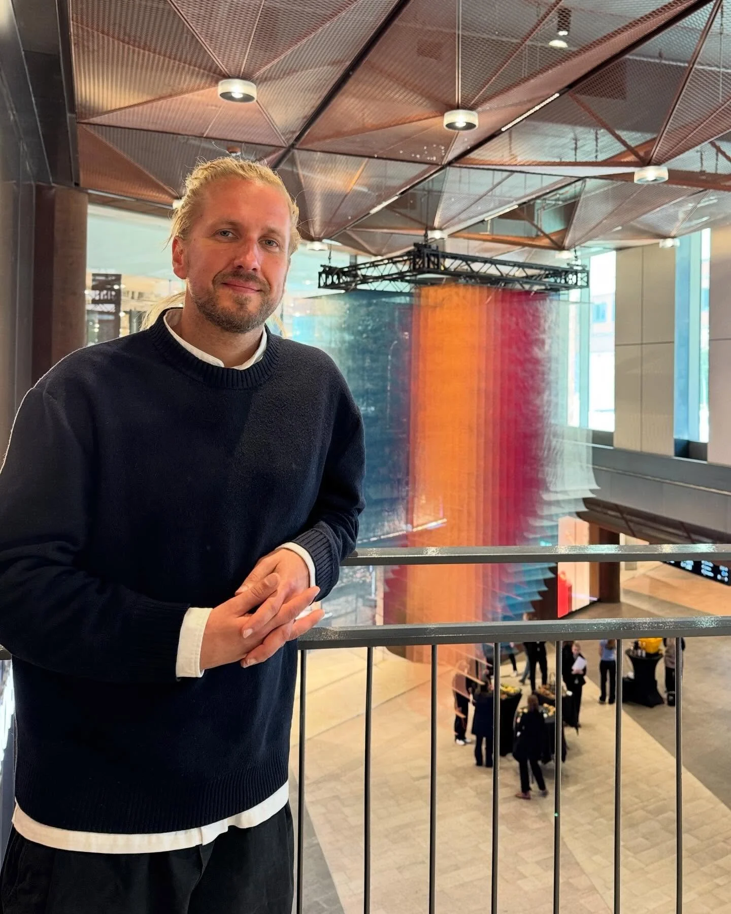 Um die neue Kunstinstallation &bdquo;Aquarell&ldquo; des Berliner K&uuml;nstlers Tomislav Topić @topic_tomislav im Westfield Hamburg-&Uuml;berseequartier zu betrachten, ben&ouml;tigt man zum Gl&uuml;ck kein Ticket. P&uuml;nktlich zum einj&auml;hrigen